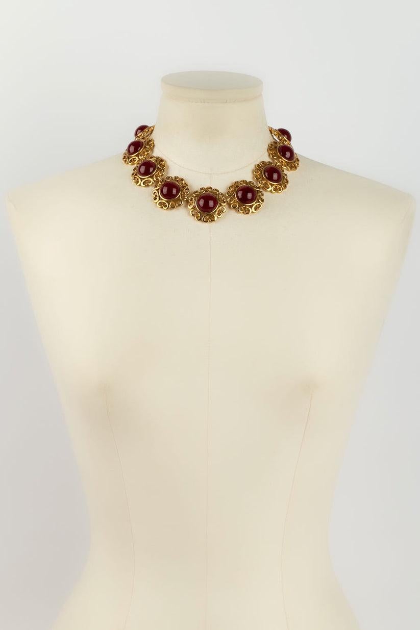 Yves saint Laurent -(Made in France) Gold plated metal and ruby colored glass paste cabochons set.

Additional information: 

Dimensions: 
Length of the necklace: 37.5 cm to 42.5 cm 
Length of the bracelet: 20 cm 

Condition: Very good