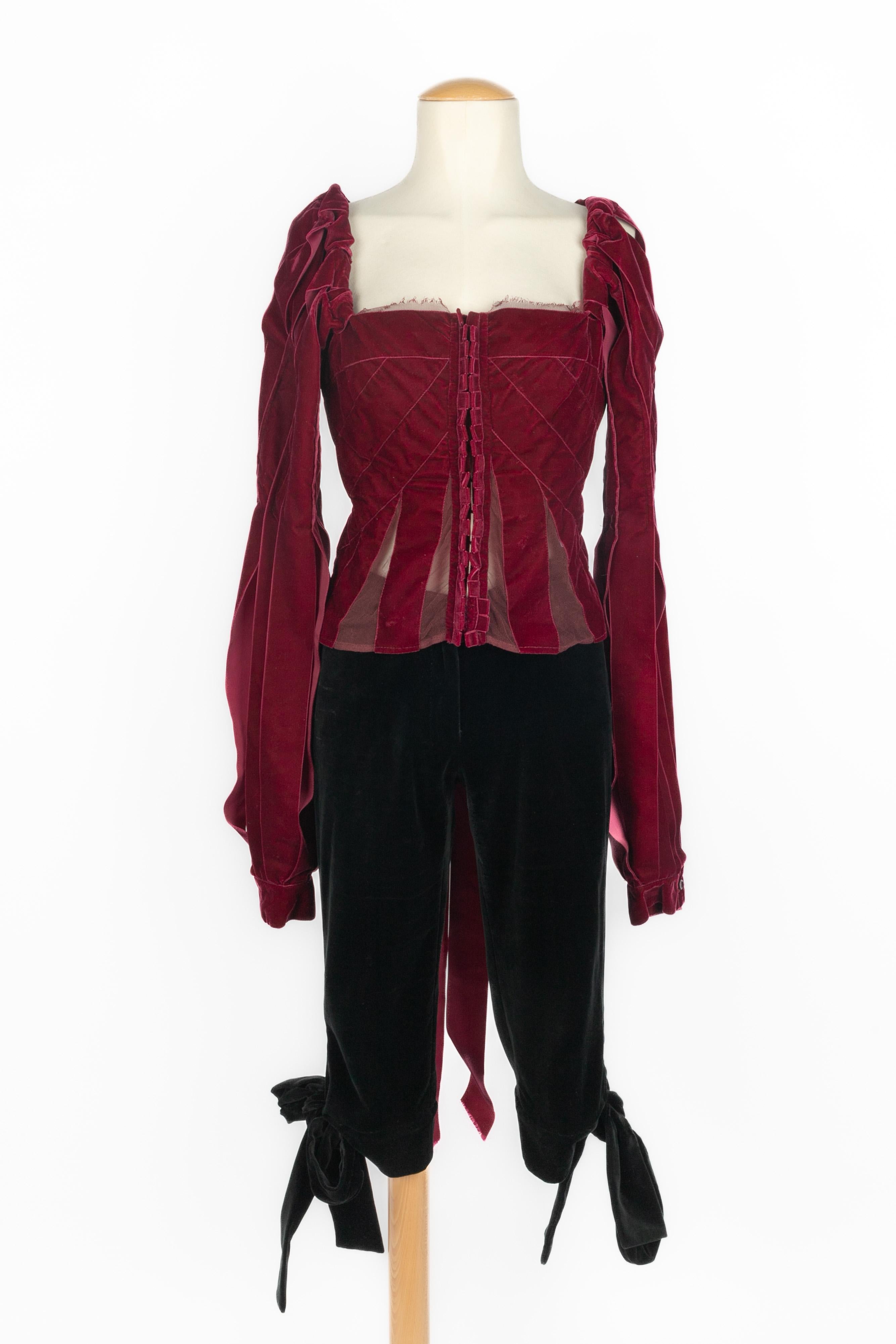 YVES SAINT LAURENT - (Made in Italy) Set composed of a long-sleeve top made of purple velvet ribbons, and black velvet capri trousers decorated with two bows. Size 36FR indicated. 2002 Fall-Winter Collection under the artistic direction of Tom