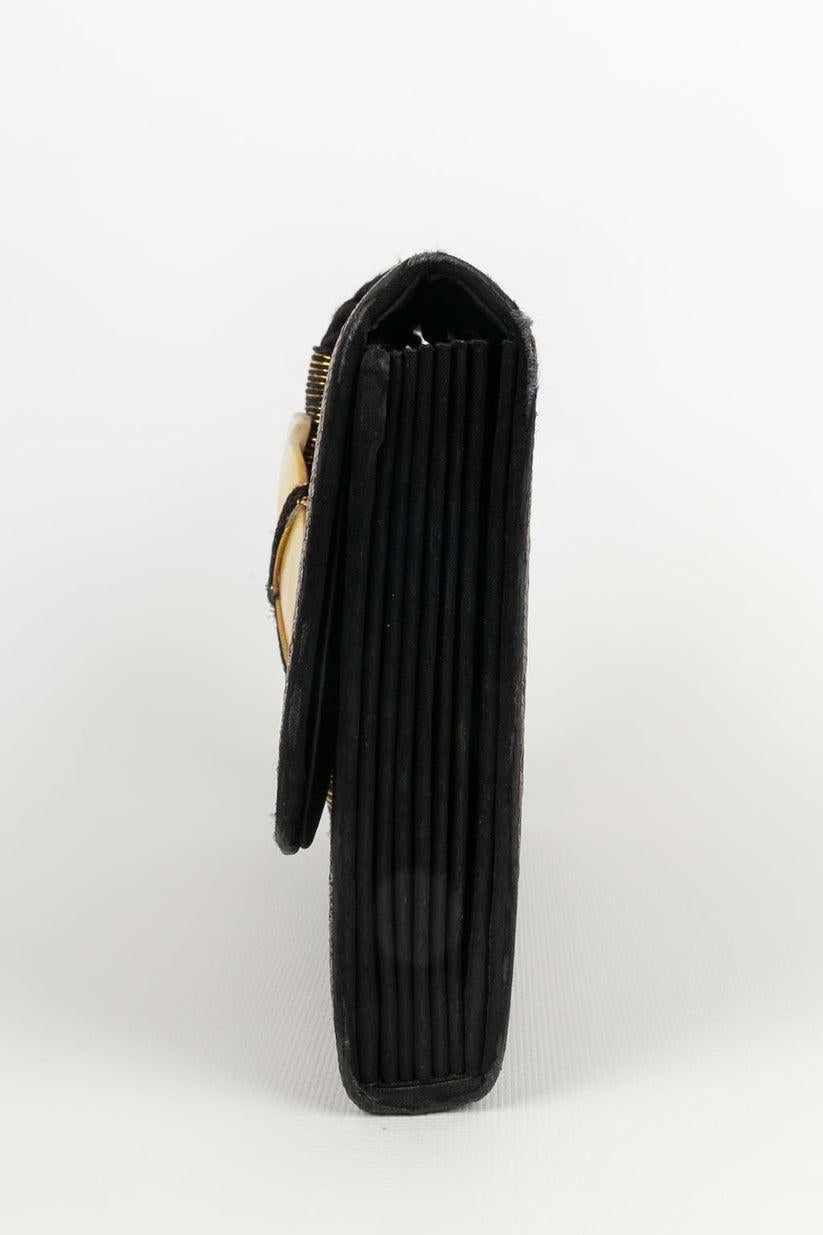 Yves Saint Laurent - Straw clutch decorated with a shell.


Additional information: 

Dimensions: 
Width: 25 cm, Height: 16 cm, Depth: 3 cm, Handle: 120 cm

Condition: 
Good condition

Seller Ref number: S1271