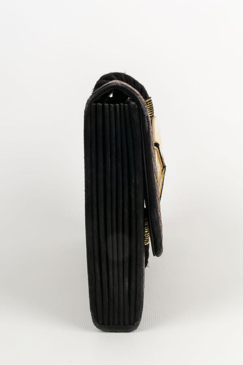 Yves Saint Laurent Muschel-Clutch Tasche im Zustand „Gut“ im Angebot in SAINT-OUEN-SUR-SEINE, FR