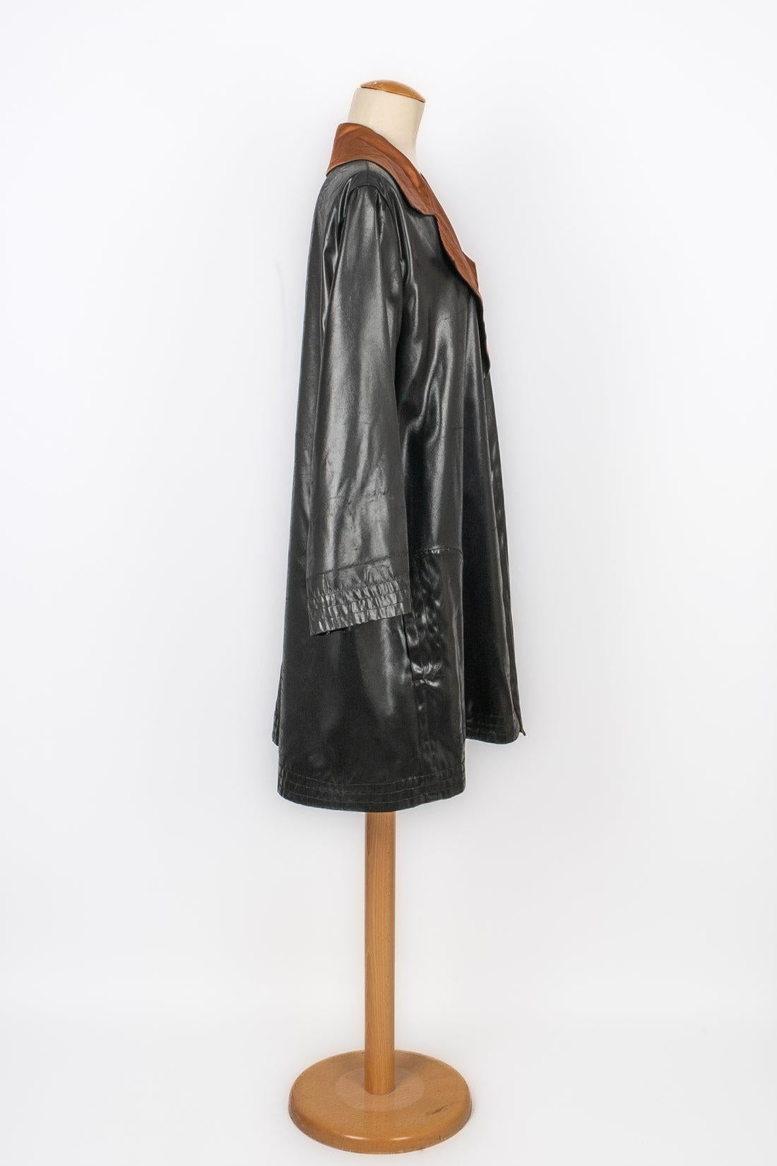 Yves Saint Laurent - (Made in France) Cappotto nero lucido con fodera in raso marrone. Taglia 40FR indicata. Collezione Autunno-Inverno 1995.

Informazioni aggiuntive:
Condizioni: Ottime condizioni
Dimensioni: Larghezza spalle: 47 cm - Lunghezza
