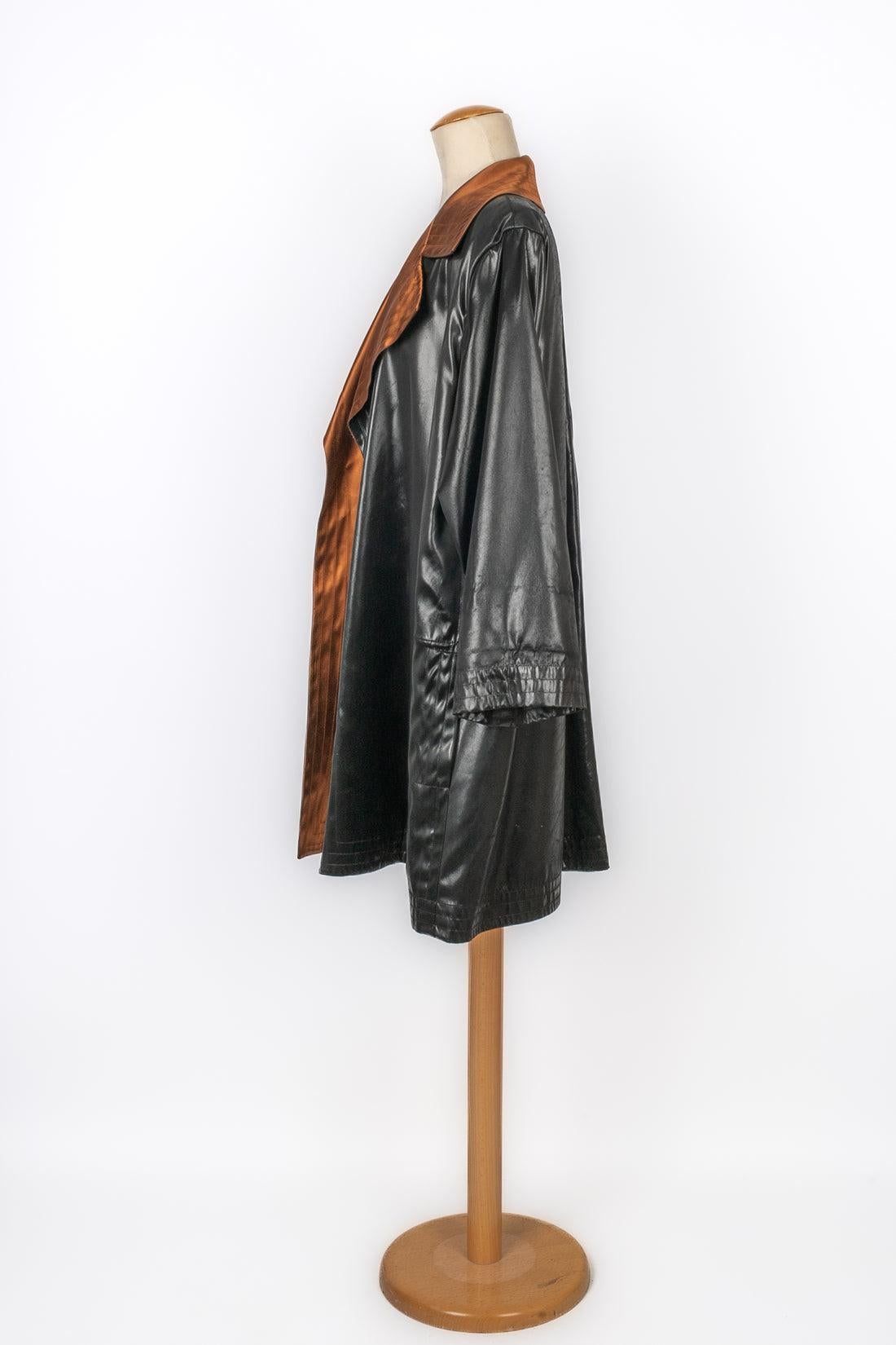 Yves Saint Laurent Cappotto nero lucido, 1995 In condizioni ottime in vendita a SAINT-OUEN-SUR-SEINE, FR