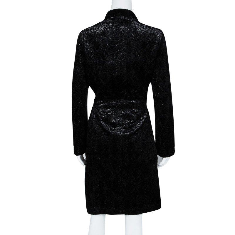 Elevate your coat obsession with this long coat from Yves Saint Laurent. This shiny black coat is made of quality materials and it flaunts a full front zipper, long sleeves, and a belt at the waist that gives the piece a gorgeous silhouette. This