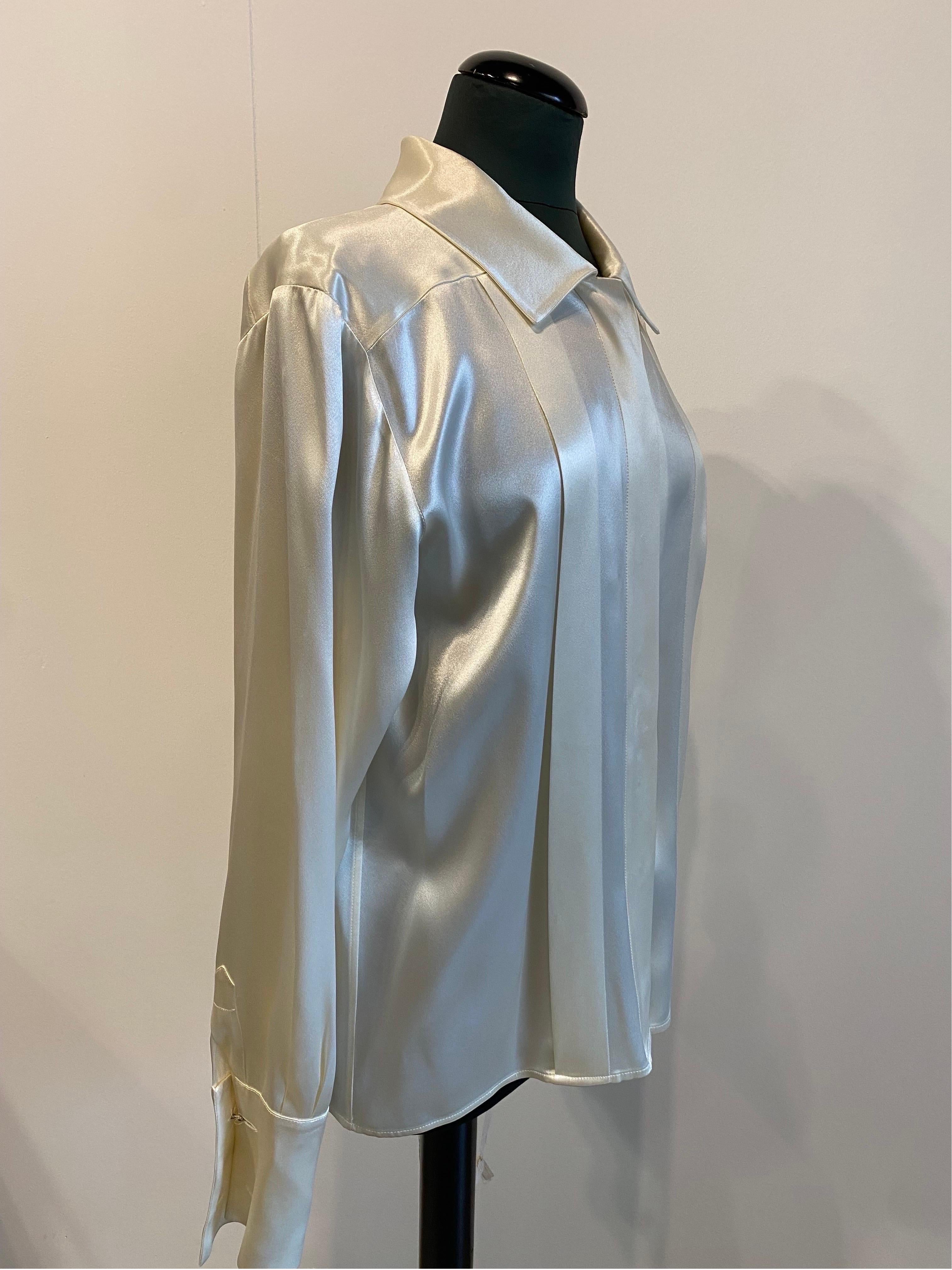 Camicia bianca con perle di Yves Saint Laurent.
In acetato e viscosa. Vestibilità morbida. Maniche abbastanza ampie con polsino alto.
Chiusura con bottoni nascosti.
Taglia 38.
Lunghezza delle maniche 67
Spalle 43
Seno 55
Vita 52
Lunghezza 68
In