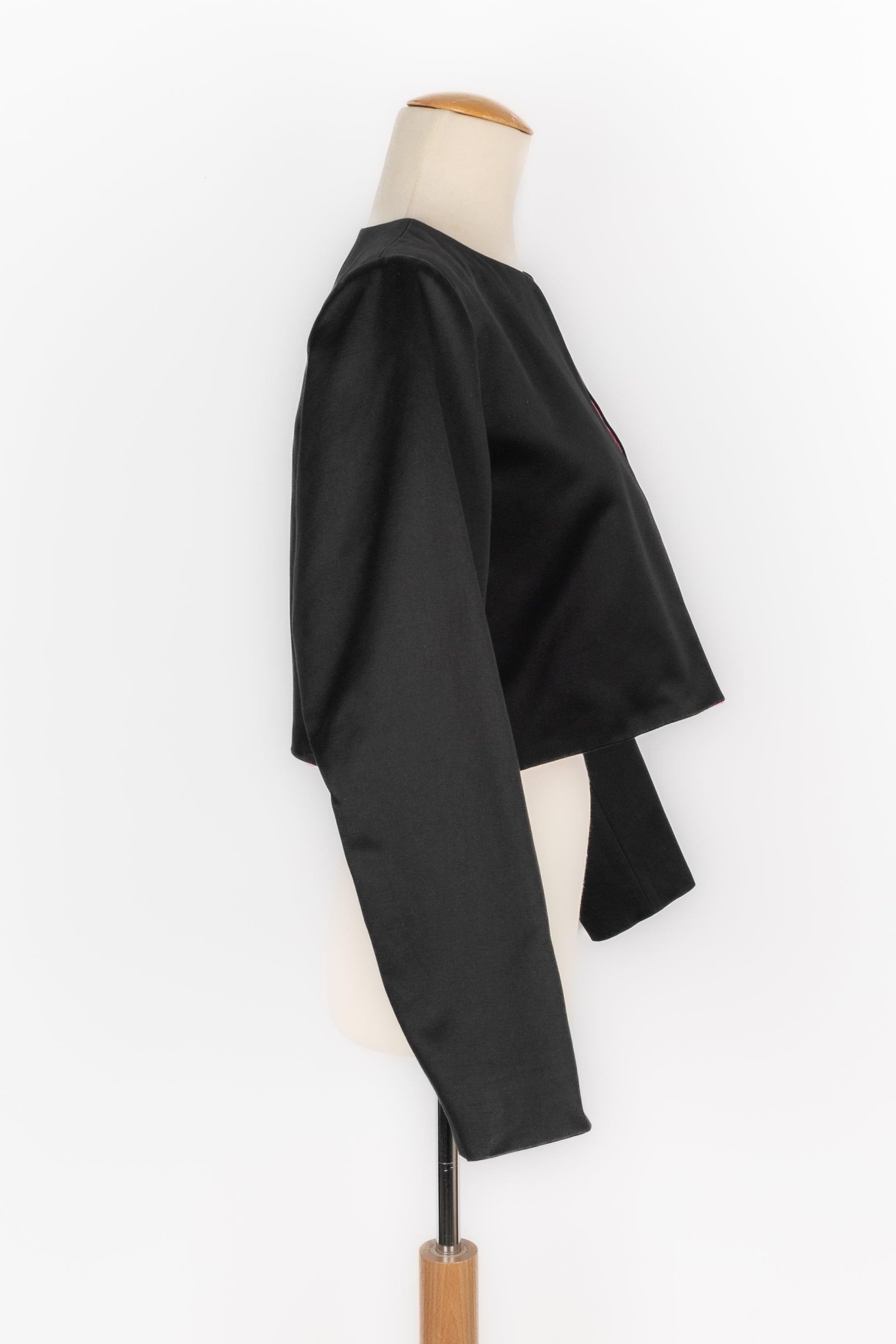Yves Saint Laurent - (Made in France) Short black cotton jacket with a pink silk interior. Size 40FR indicated.

Additional information:
Condition: Very good condition
Dimensions: Shoulder width: 41 cm - Chest: 50 cm - Sleeve length: 58 cm - Length: