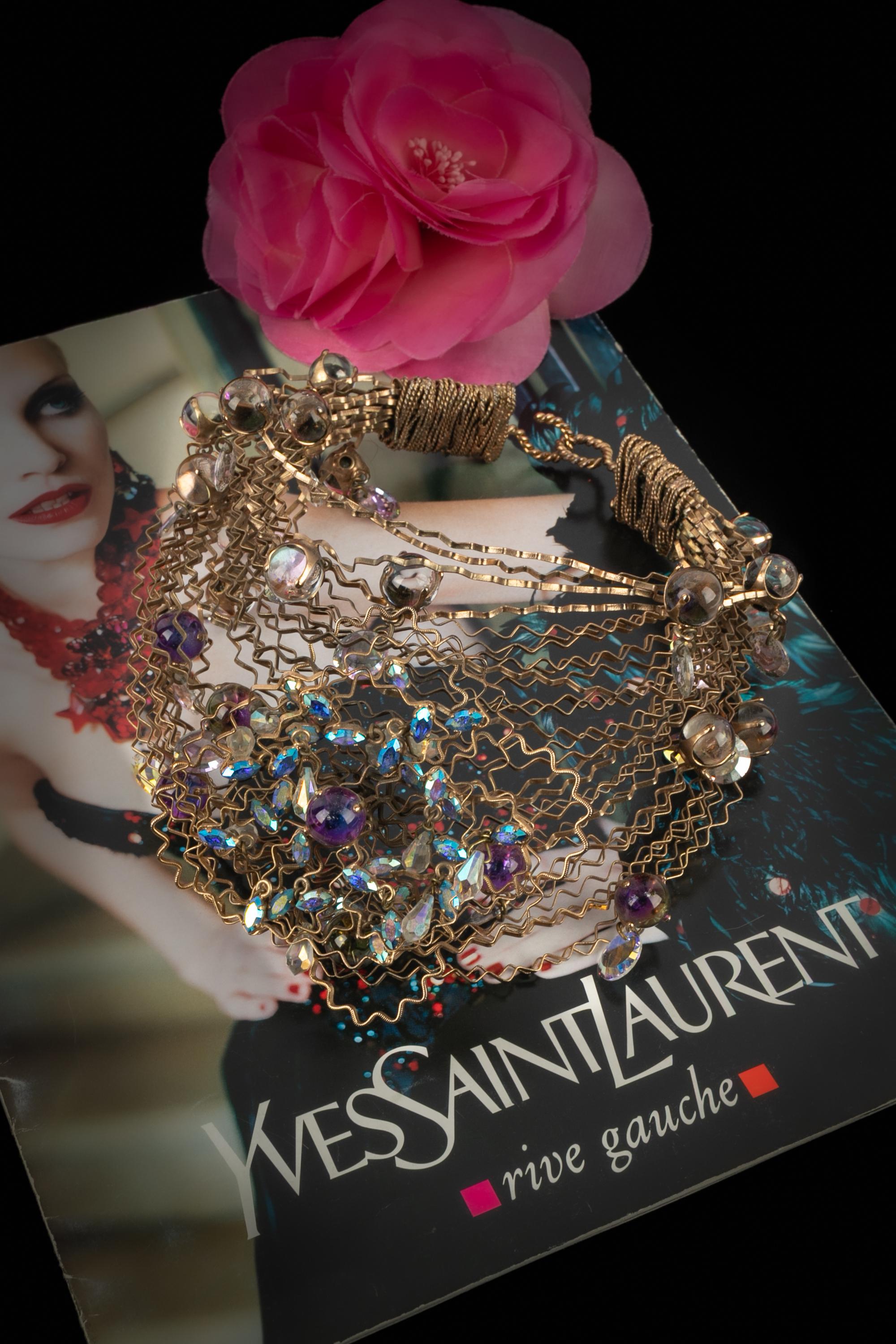 YVES SAINT LAURENT - (Fabricado en Francia) Collar corto de metal dorado con brillantes y perlas de cristal iridiscentes. No joyas firmadas de un desfile de moda.

Estado:
Muy buen estado

Dimensiones:
Circunferencia: 33 cm

SKU:BC260