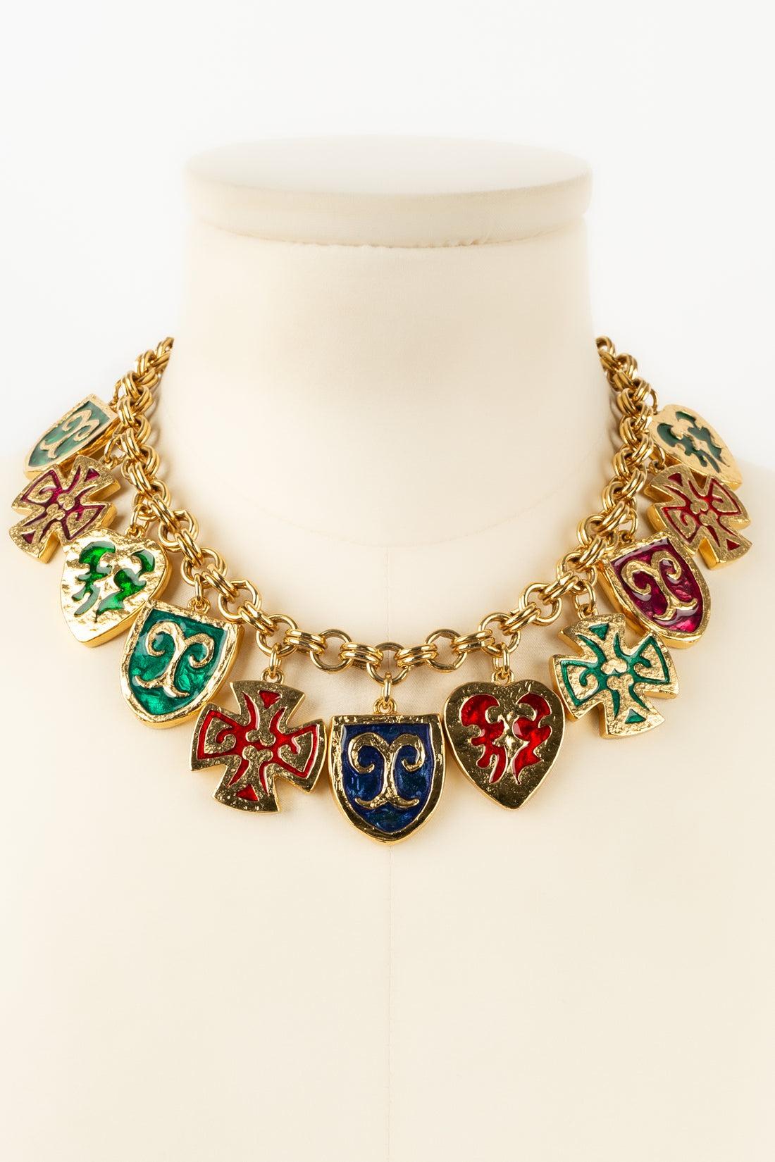 Yves Saint Laurent - (Made in France) Short necklace in gold-plated metal and enamel.

Additional information:
Condition: Very good condition
Dimensions: Length: from 39 cm to 44 cm

Seller Reference: BC179