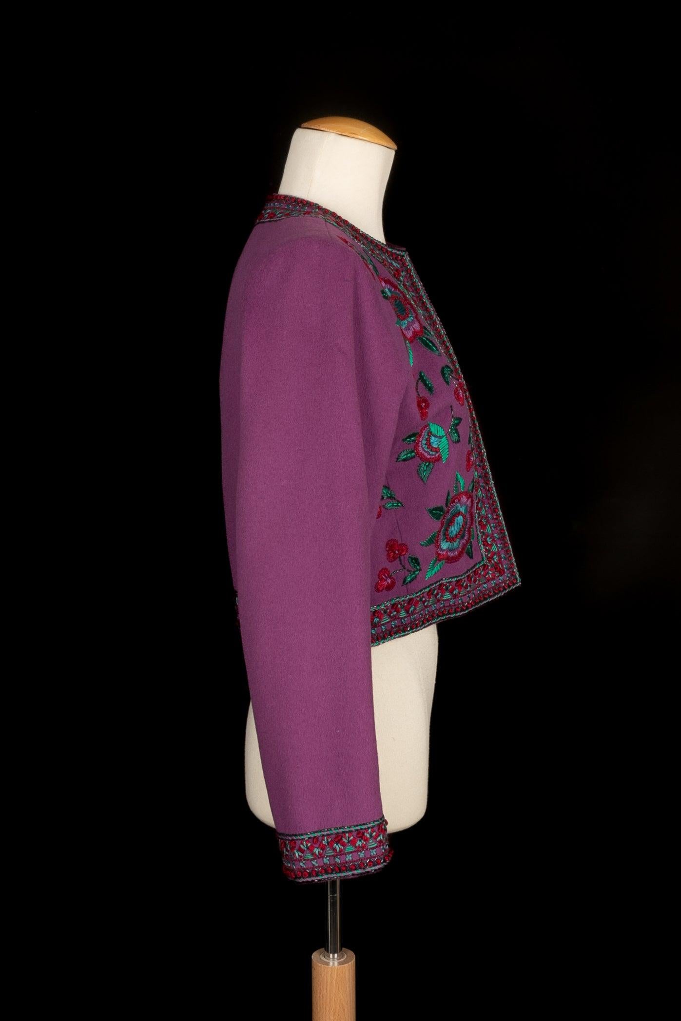 Yves Saint Laurent - (Made in France) Short purple wool jacket with flower embroidery. No size indicated, it fits a 34FR/36FR. A Haute Couture Collection.

Additional information:
Condition: Very good condition
Dimensions: Shoulder width: 44 cm -