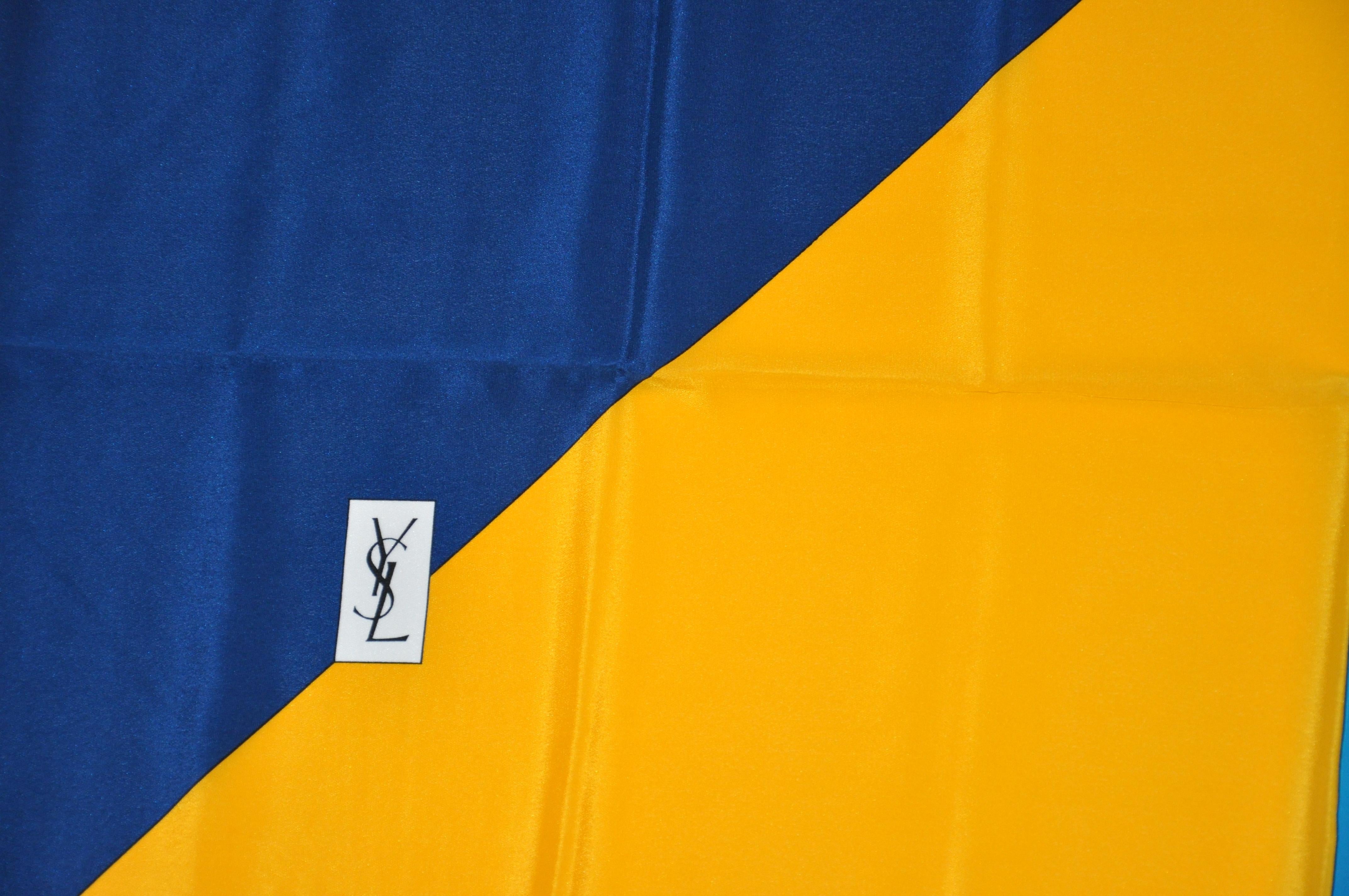        Der abstrakte Seidenschal aus Crêpe di Chine von Yves Saint Laurent zeichnet sich durch kräftige Farbtöne in Gelb, Türkis, Marineblau und italienischem Rot aus. Die Kanten sind von Hand gerollt und messen 35 mal 34 Zentimeter. Hergestellt in