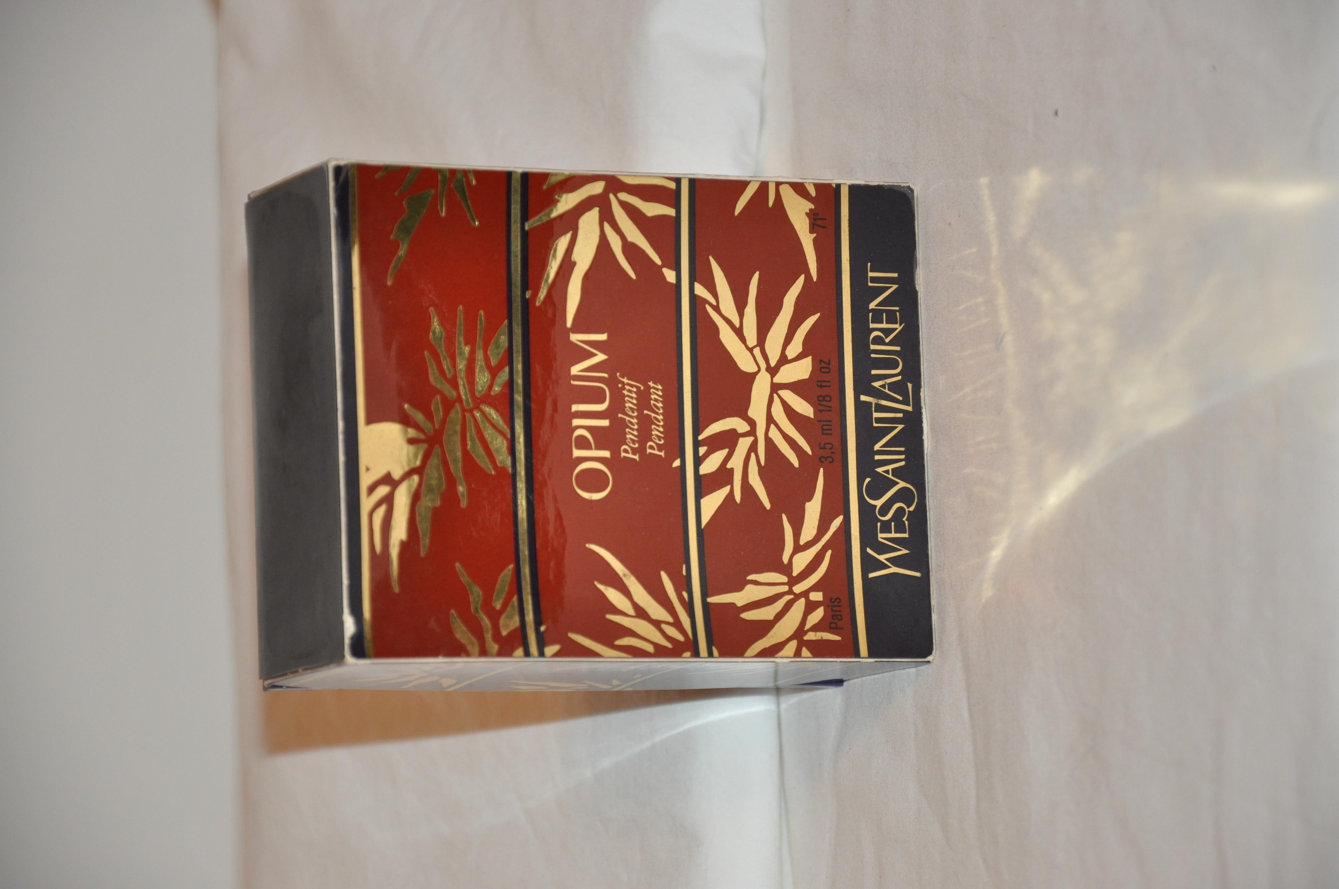 Collier de parfum et pampilles en soie signature de la collection « Opium » de Yves Saint Laurent en vente 3