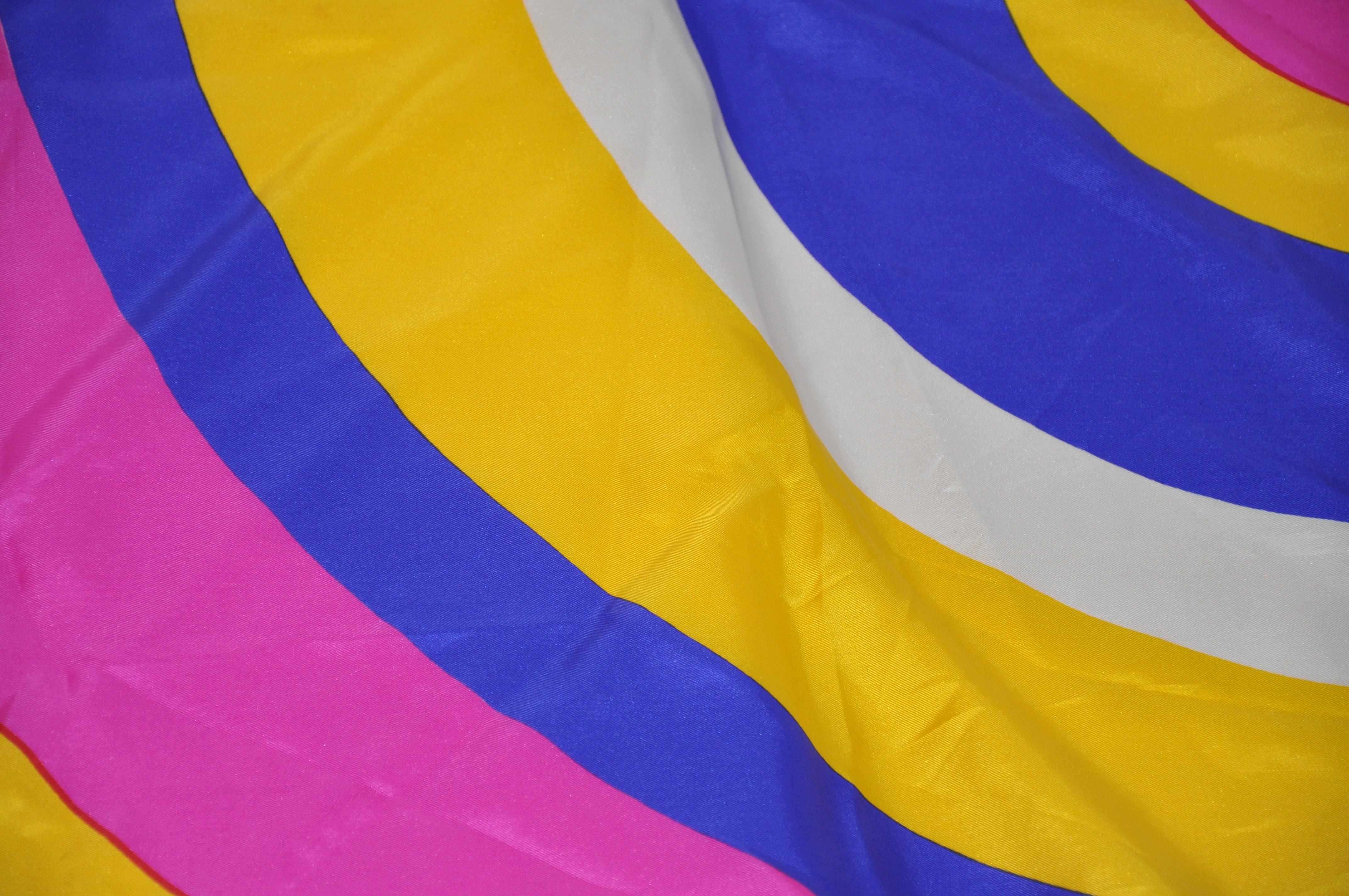 Yves Saint Laurent Signatur „Rainbow of Colors“ Seidenschal (Violett) im Angebot