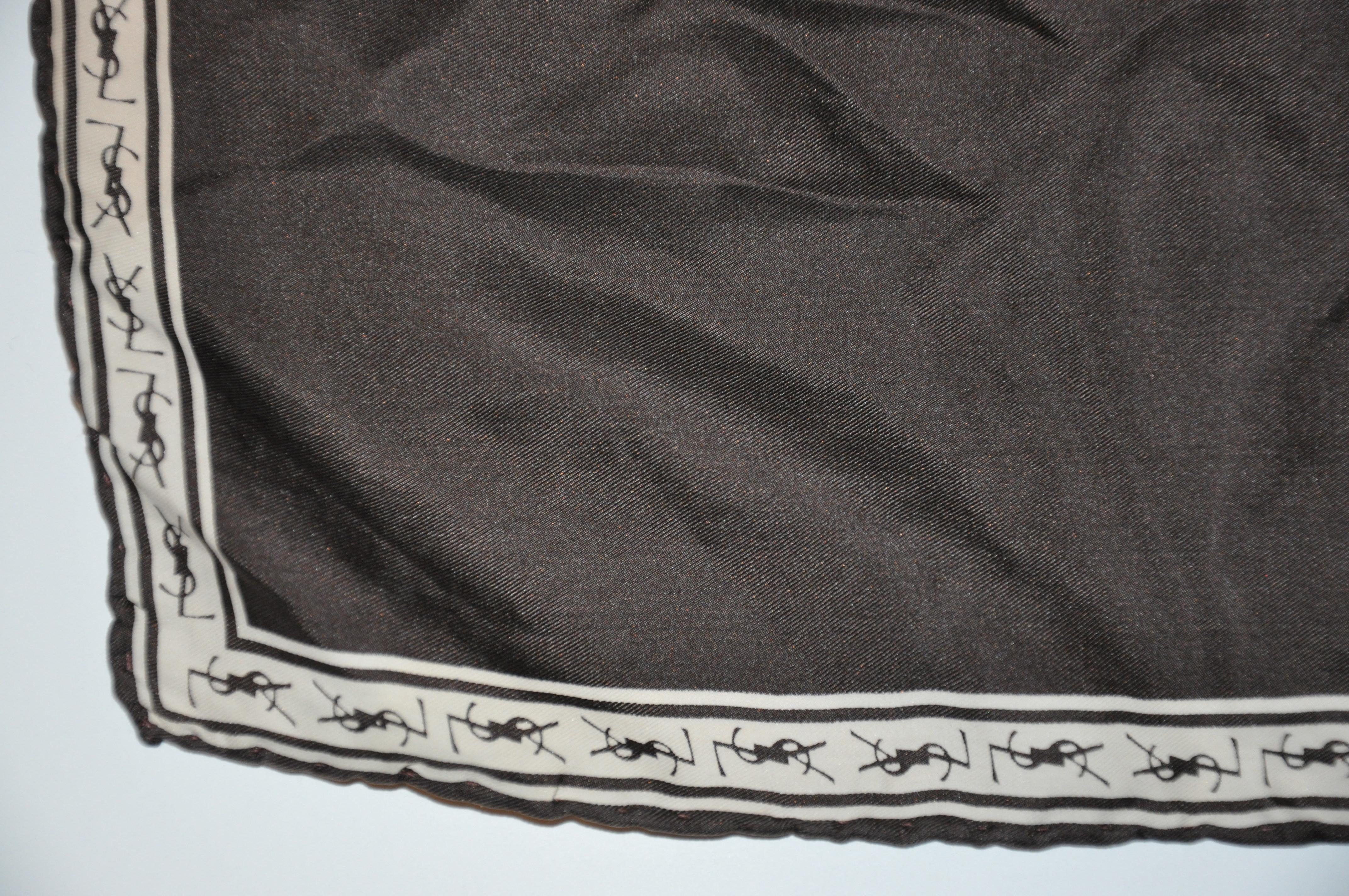 Yves Saint Laurent Signature YSL Logo Schwarzes Seidenhandtaschentuch für Damen oder Herren im Angebot