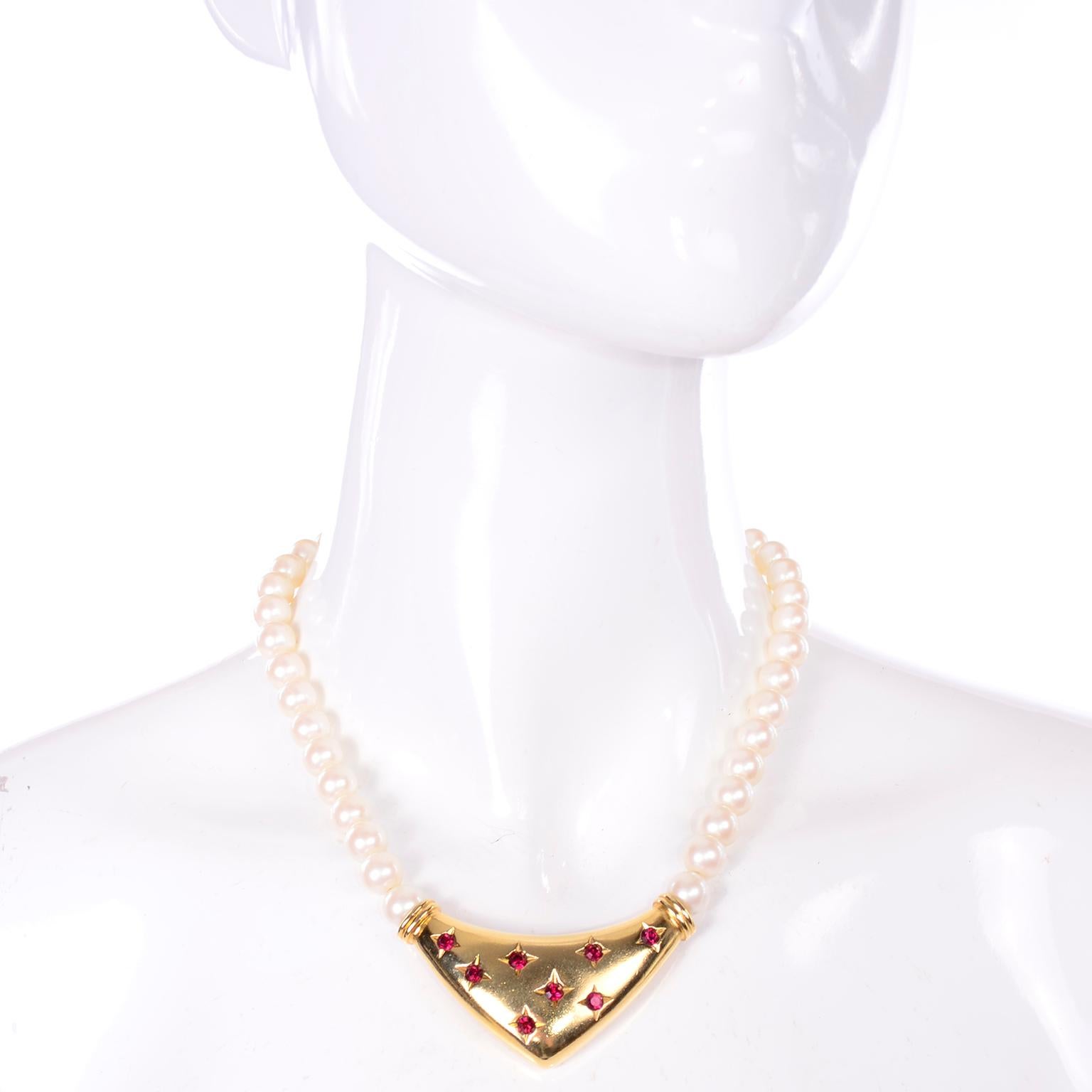 Yves Saint Laurent signierte YSL Vintage Perlen Goldfarbene Bib-Halskette mit roten Steinen im Zustand „Hervorragend“ in Portland, OR