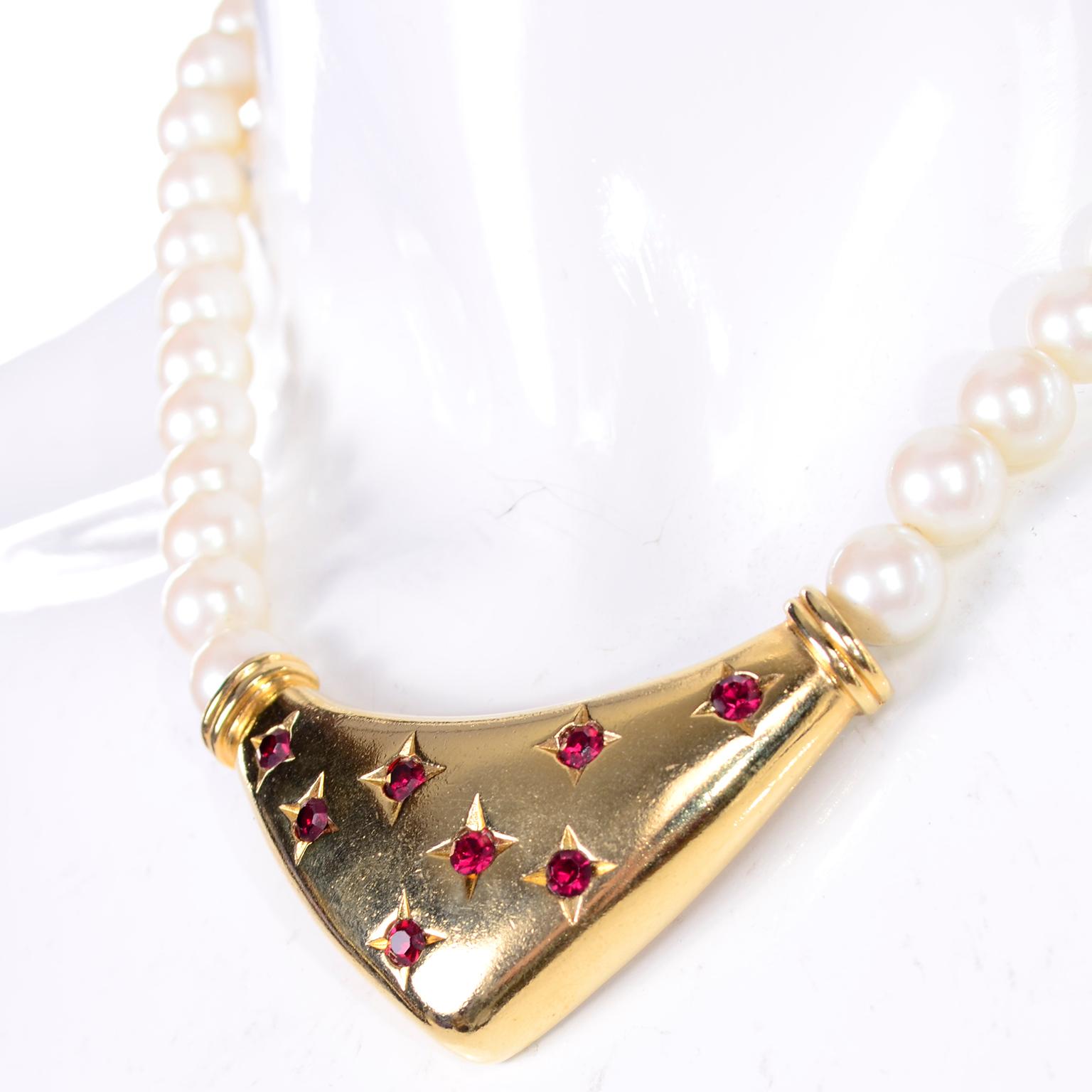 Yves Saint Laurent signierte YSL Vintage Perlen Goldfarbene Bib-Halskette mit roten Steinen Damen