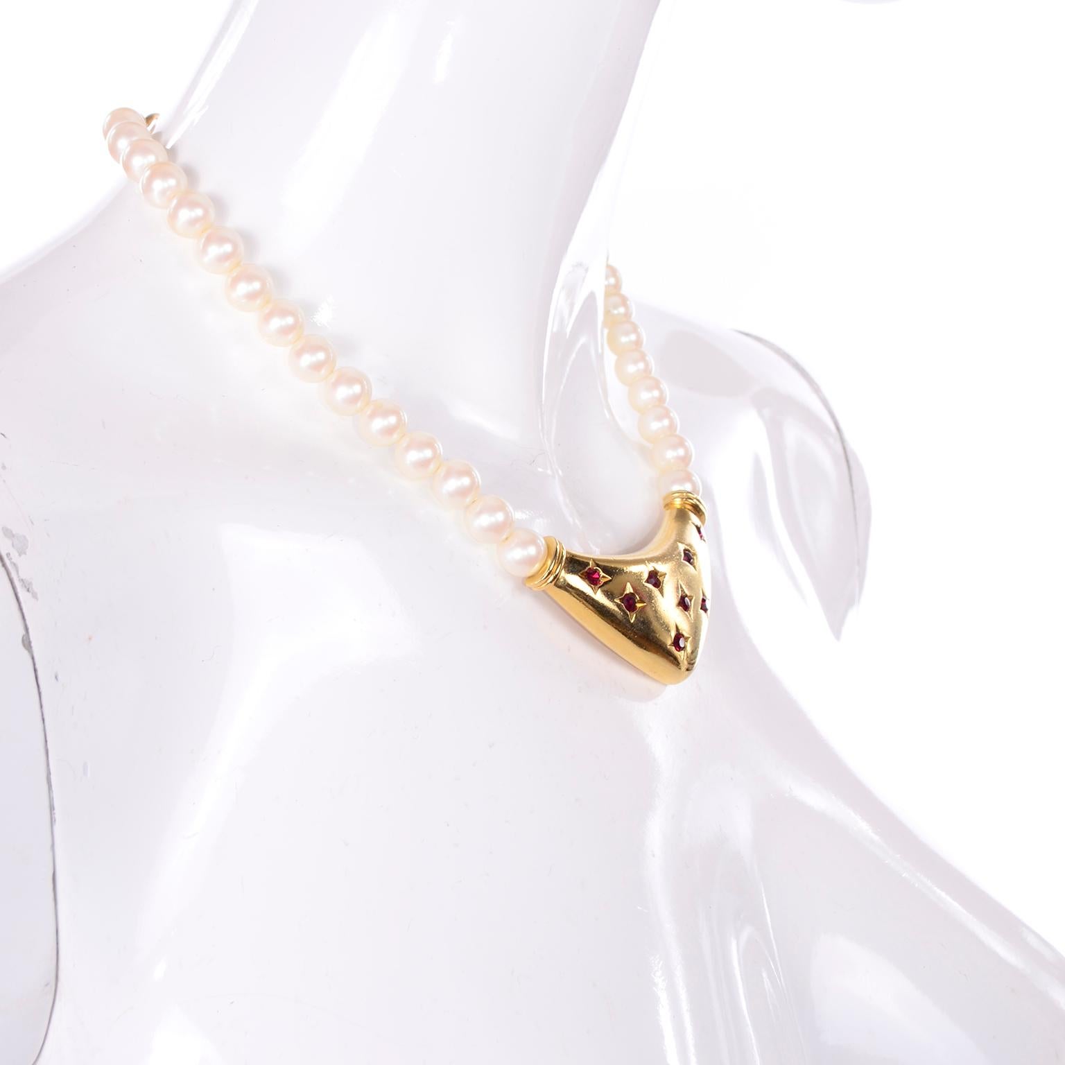 Yves Saint Laurent signierte YSL Vintage Perlen Goldfarbene Bib-Halskette mit roten Steinen 1