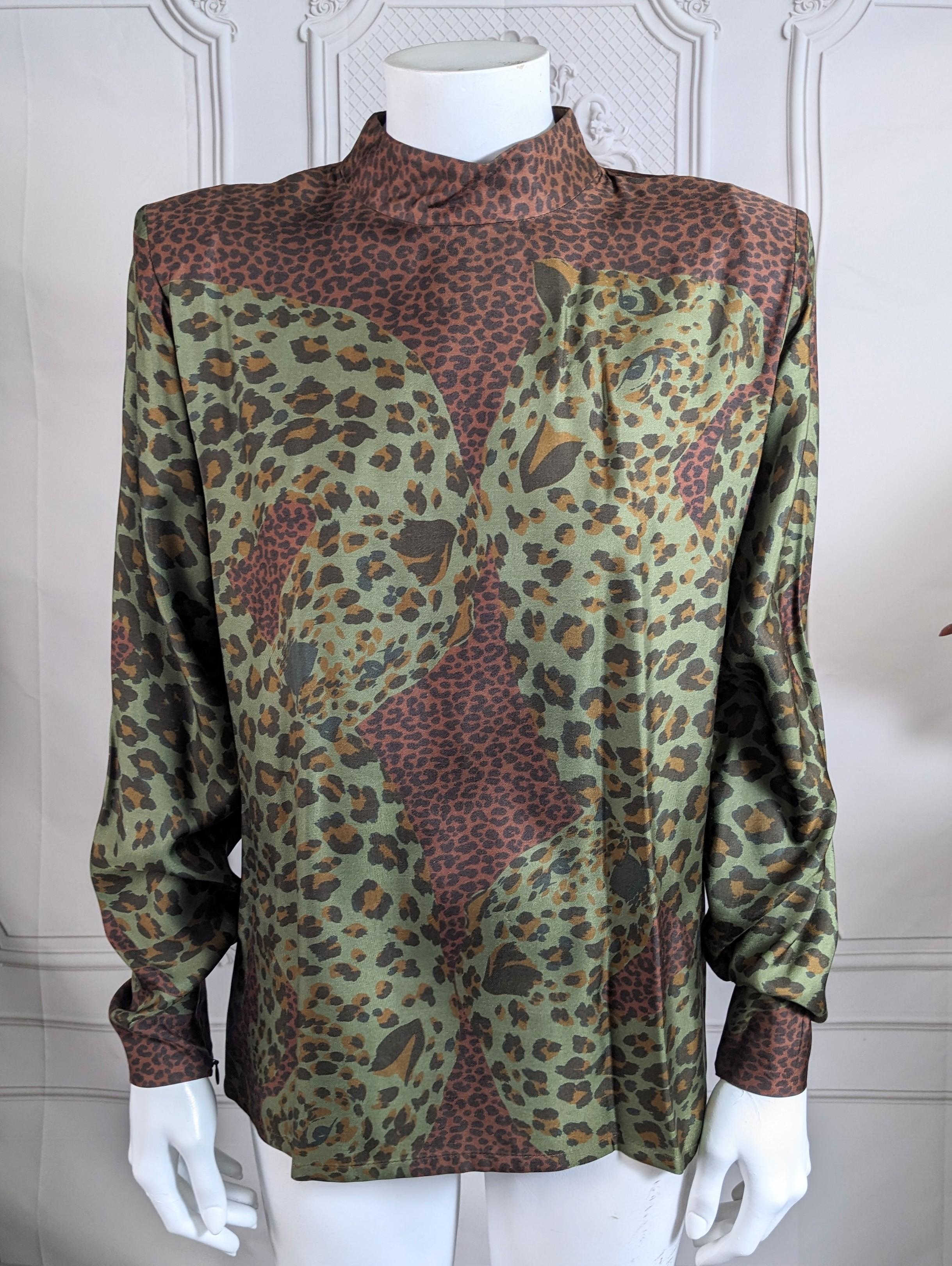 Iconica blusa in seta Yves Saint Laurent con stampa leopardo o ghepardo degli anni '90. La stampa YSL è realizzata in molte forme, con due leopardi astratti sul davanti che girano intorno alla camicetta. Ingresso con zip sul retro e zip anche sui