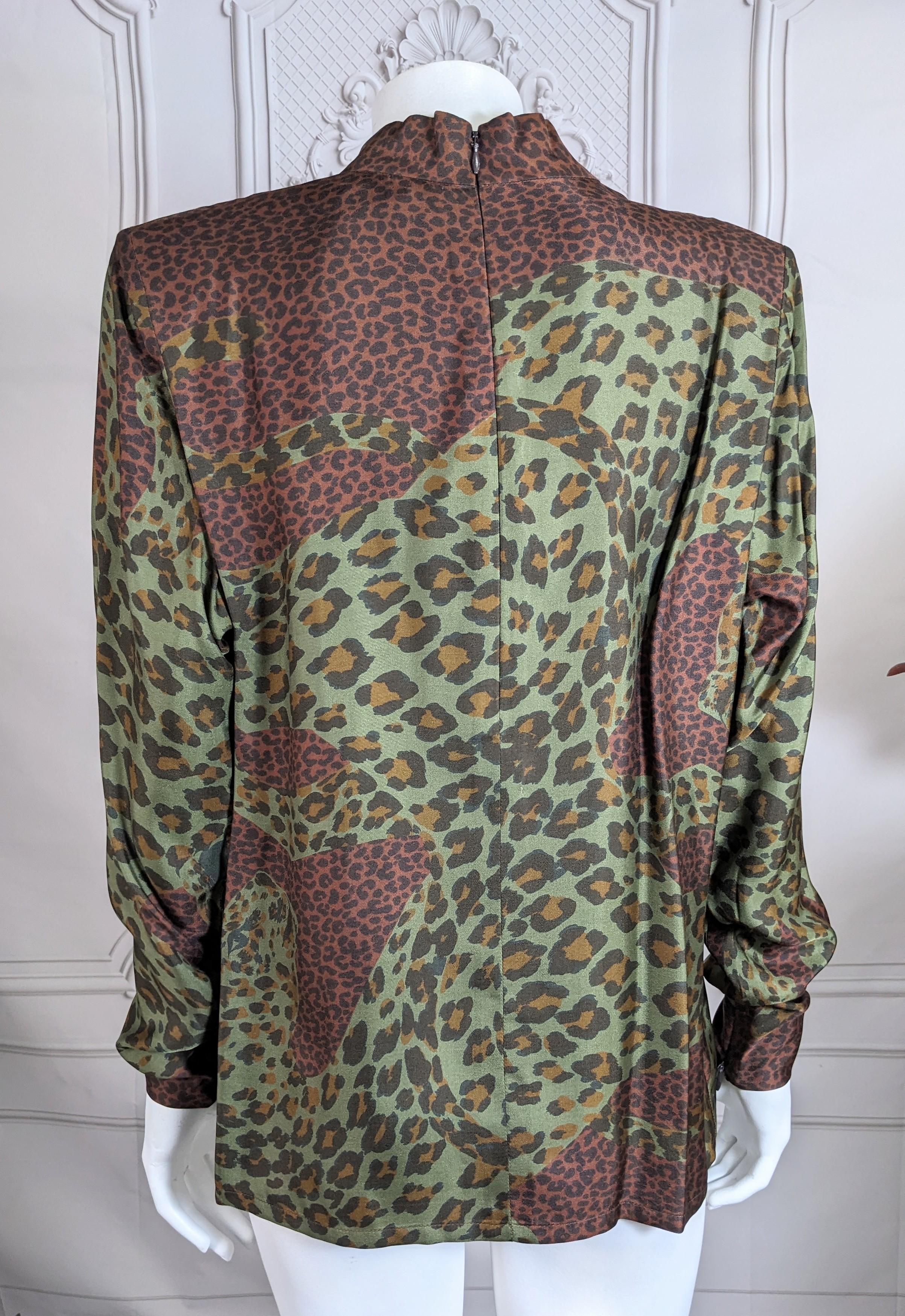 Yves Saint Laurent - Camicetta in seta con stampa animale in vendita 1