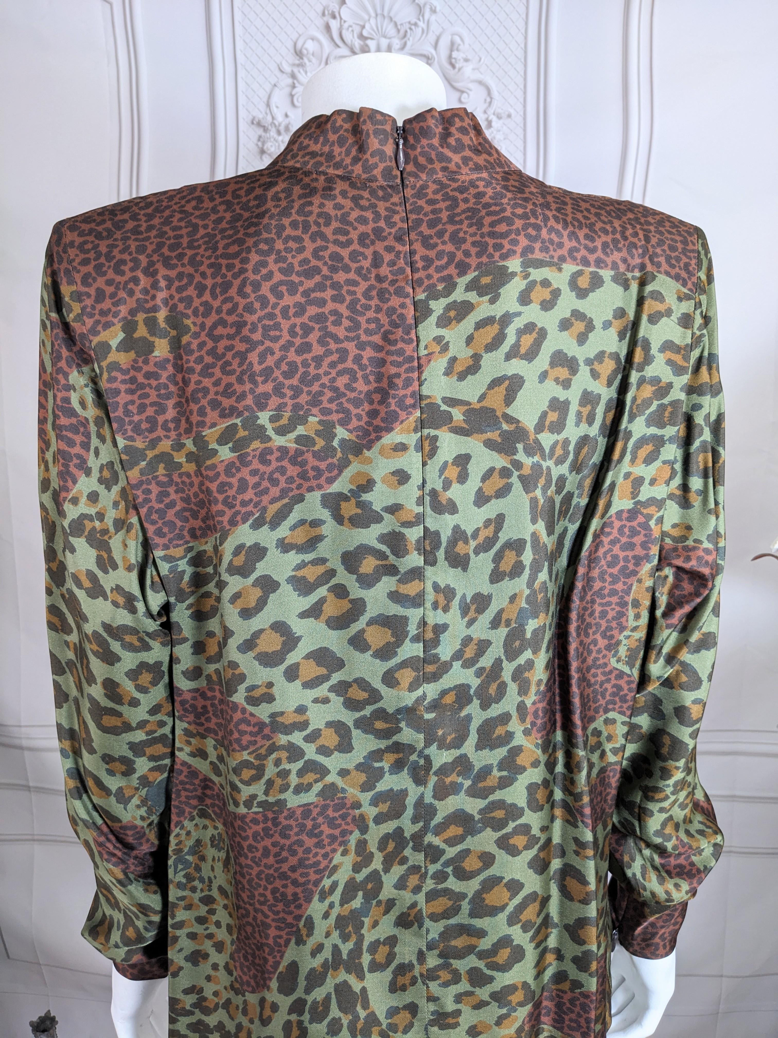 Yves Saint Laurent - Camicetta in seta con stampa animale in vendita 2