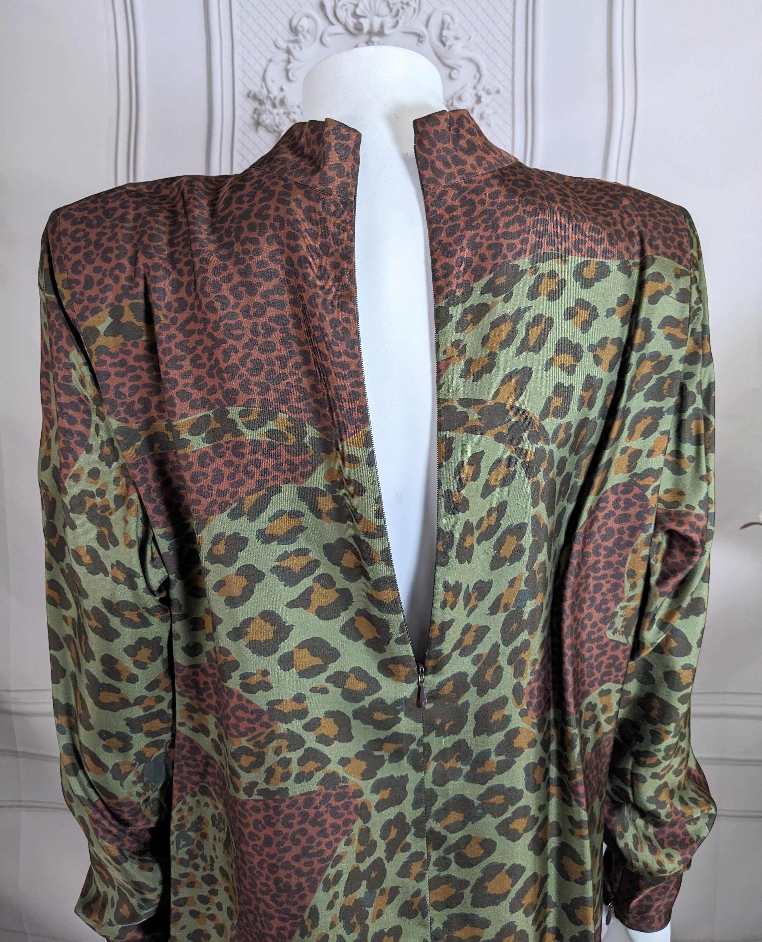 Yves Saint Laurent - Camicetta in seta con stampa animale in vendita 3