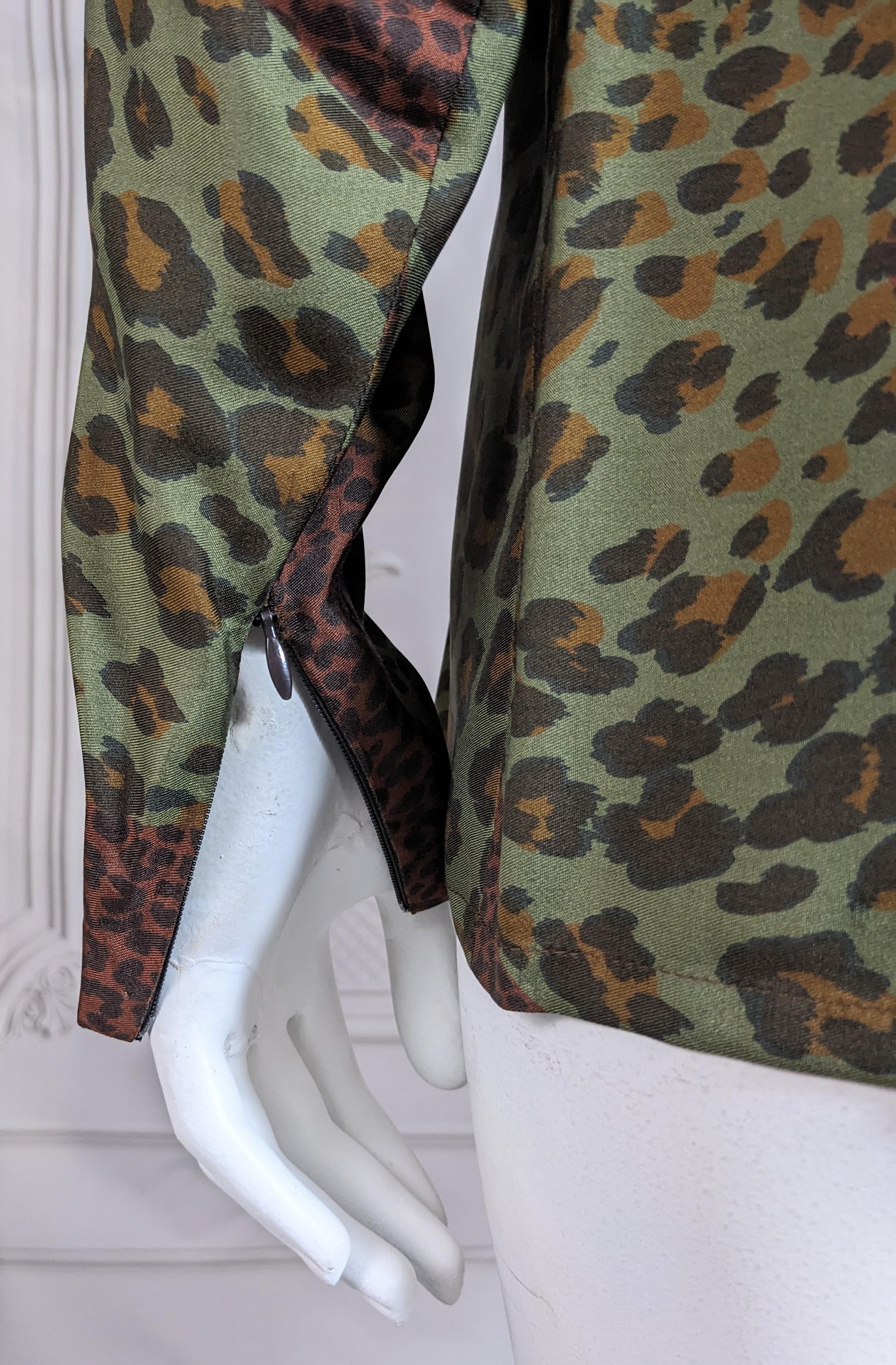 Yves Saint Laurent - Camicetta in seta con stampa animale in vendita 4