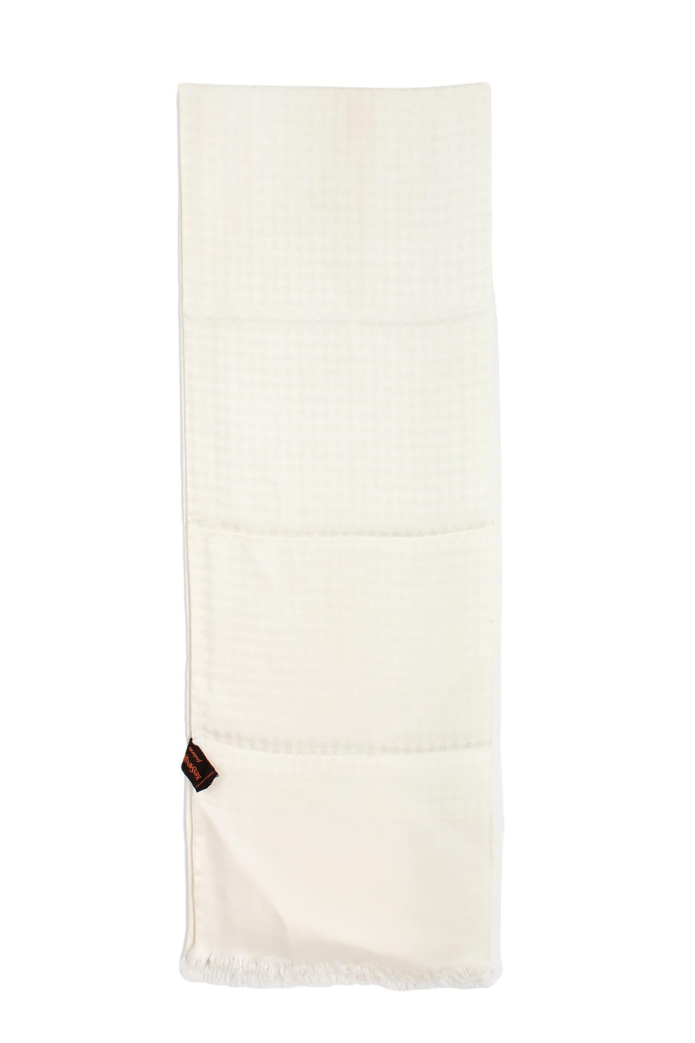 Yves Saint Laurent-Schal aus den 90er Jahren. Beigefarben, Ton-in-Ton-Karomuster, abschließende Fransen. Stoff aus 100% Seide. Hergestellt in Frankreich. Es gibt kleine Flecken.

Maße: 27 x 170 cm