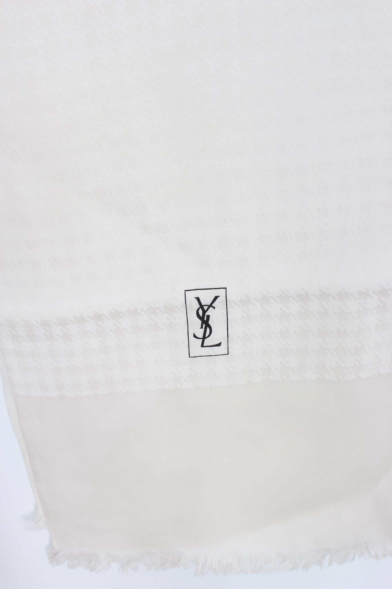 Yves Saint Laurent Silk Beige Vintage 90s Scarf In condizioni buone in vendita a Brindisi, Bt