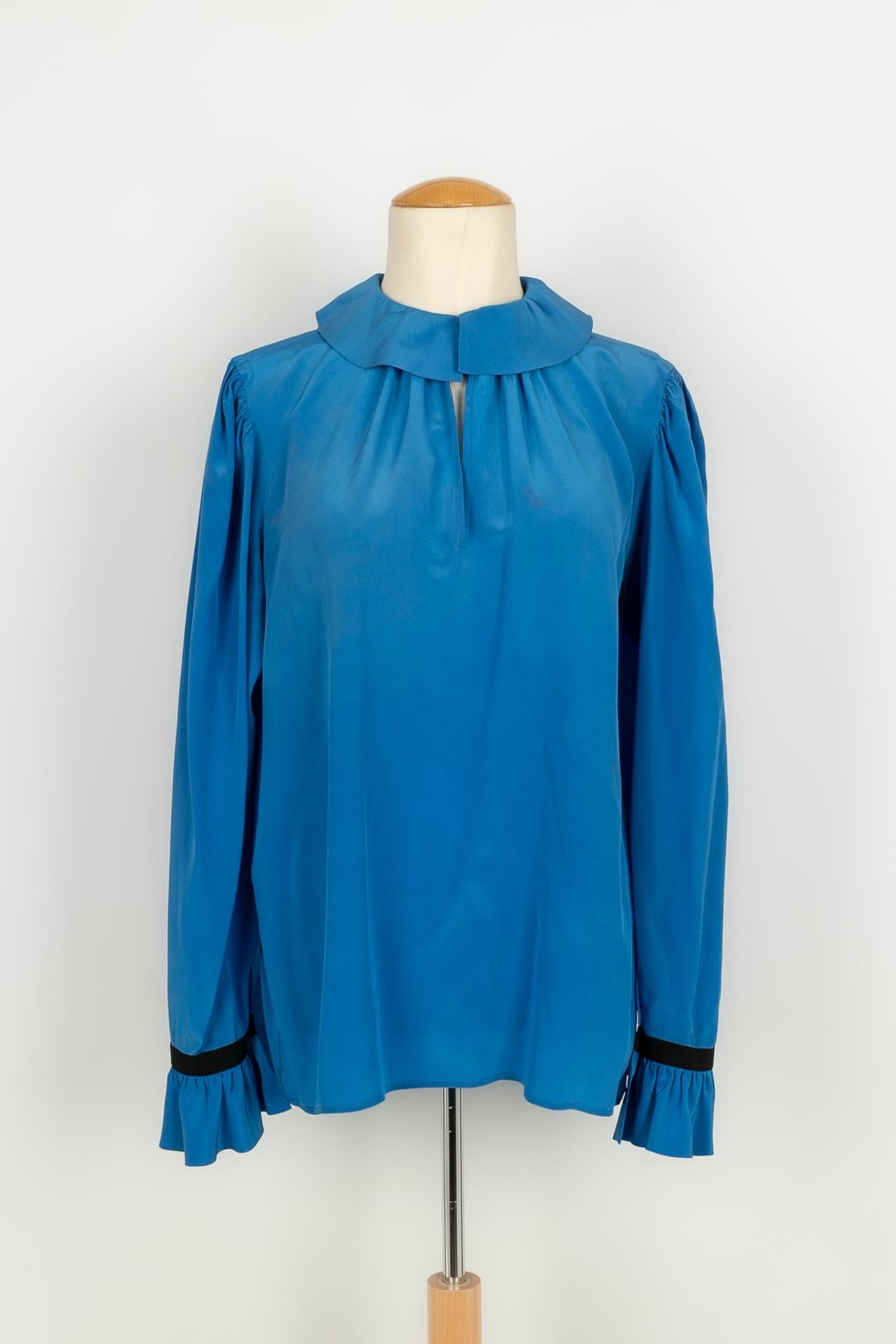 Yves Saint Laurent -(Made in France) Camicetta di seta blu. Taglia 38FR. Da notare, le ascelle sono molto leggermente segnate, e la presenza di una screziatura nella seta all'altezza del colletto.

Condizioni:
Buono stato

Dimensioni :
Larghezza