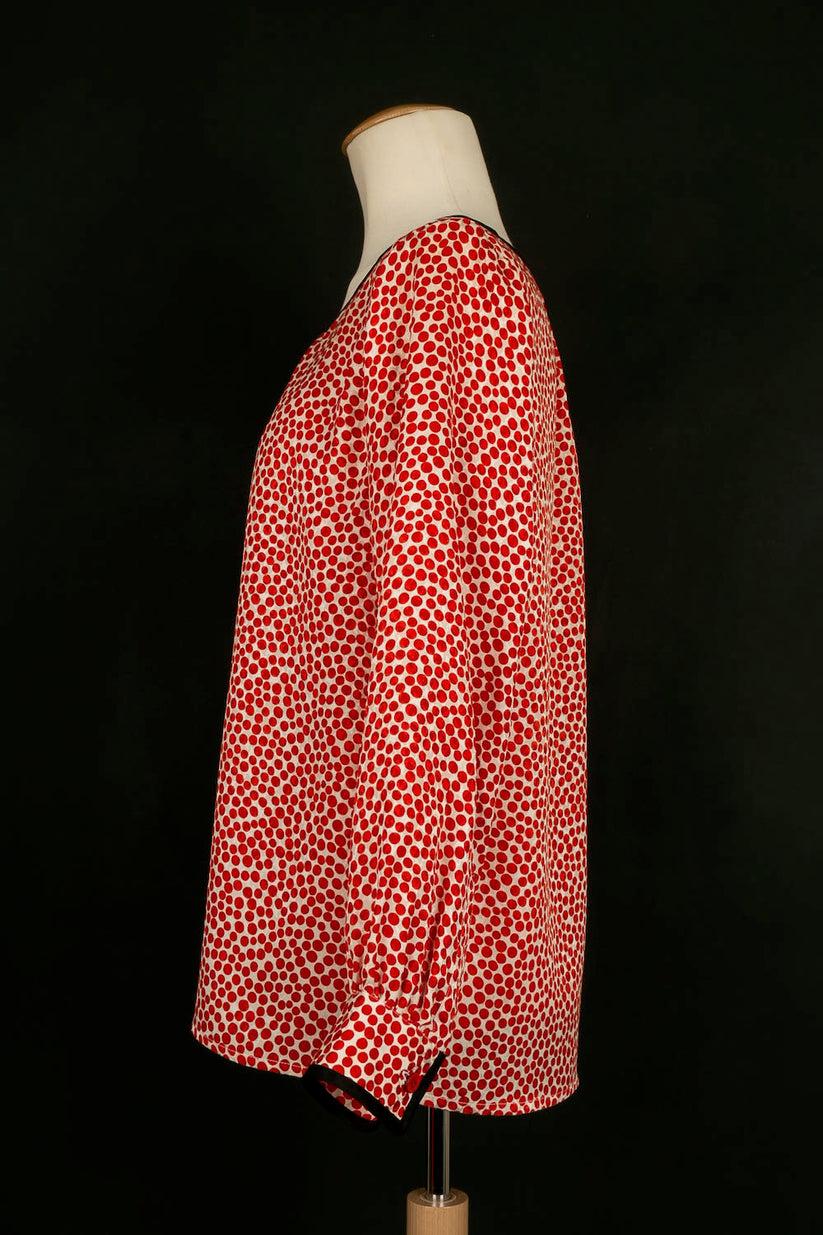 Yves Saint Laurent -(Made in France) Seidenbluse mit roten Tupfen. Größe 36FR. Zu beachten ist, dass die Achselhöhlen markiert sind.

Zusätzliche Informationen:
Abmessungen: Schulterbreite: 39 cm 
Brustumfang: 45 cm 
Ärmellänge: 58 cm 
Länge: 68