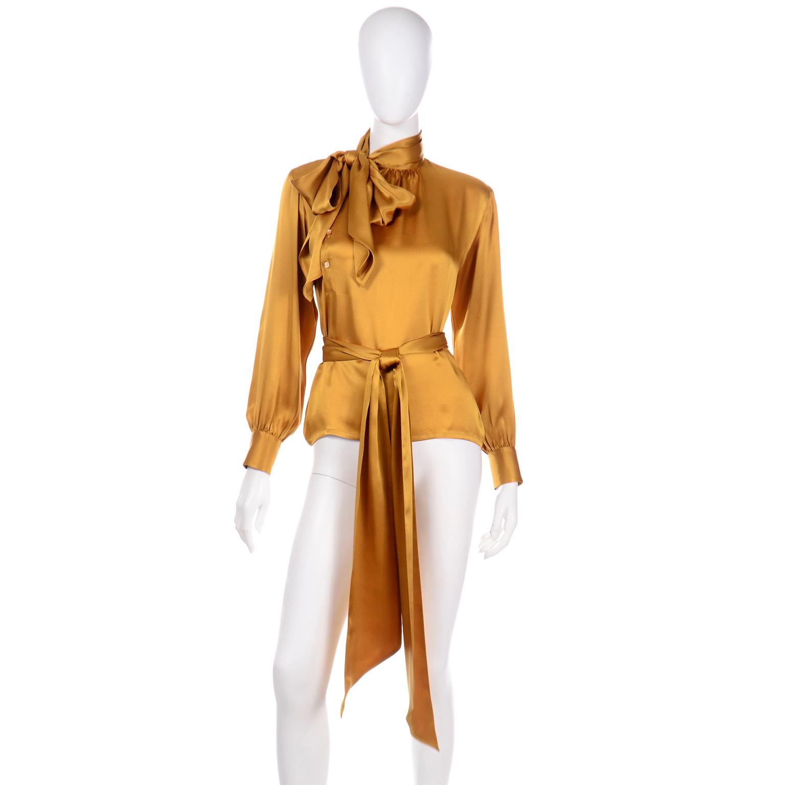 Yves Saint Laurent Seiden-Charmeuse-Bluse aus Gold mit Schärpe und Gürtel aus Seide Damen im Angebot