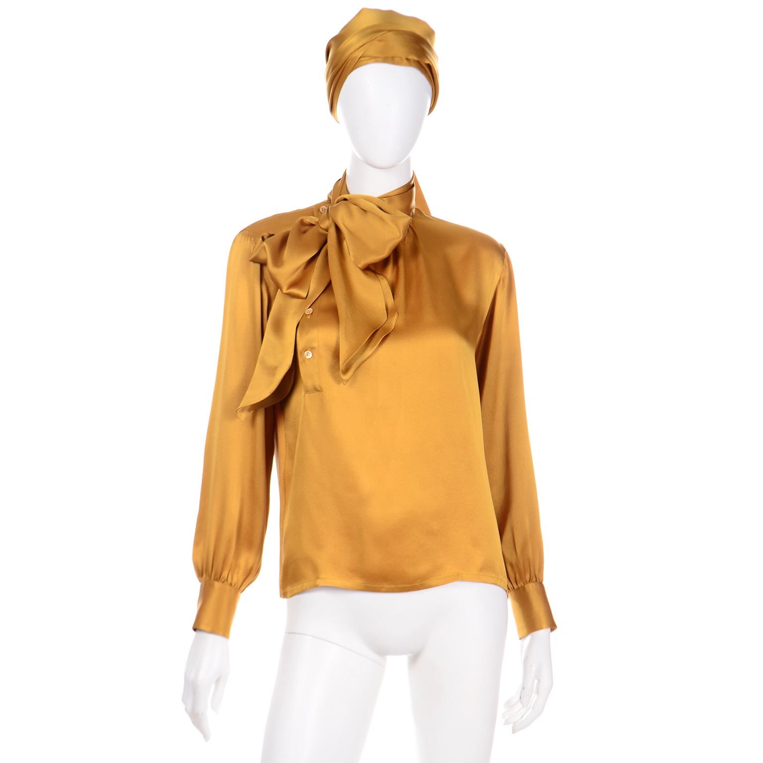 Yves Saint Laurent Seiden-Charmeuse-Bluse aus Gold mit Schärpe und Gürtel aus Seide im Angebot 1