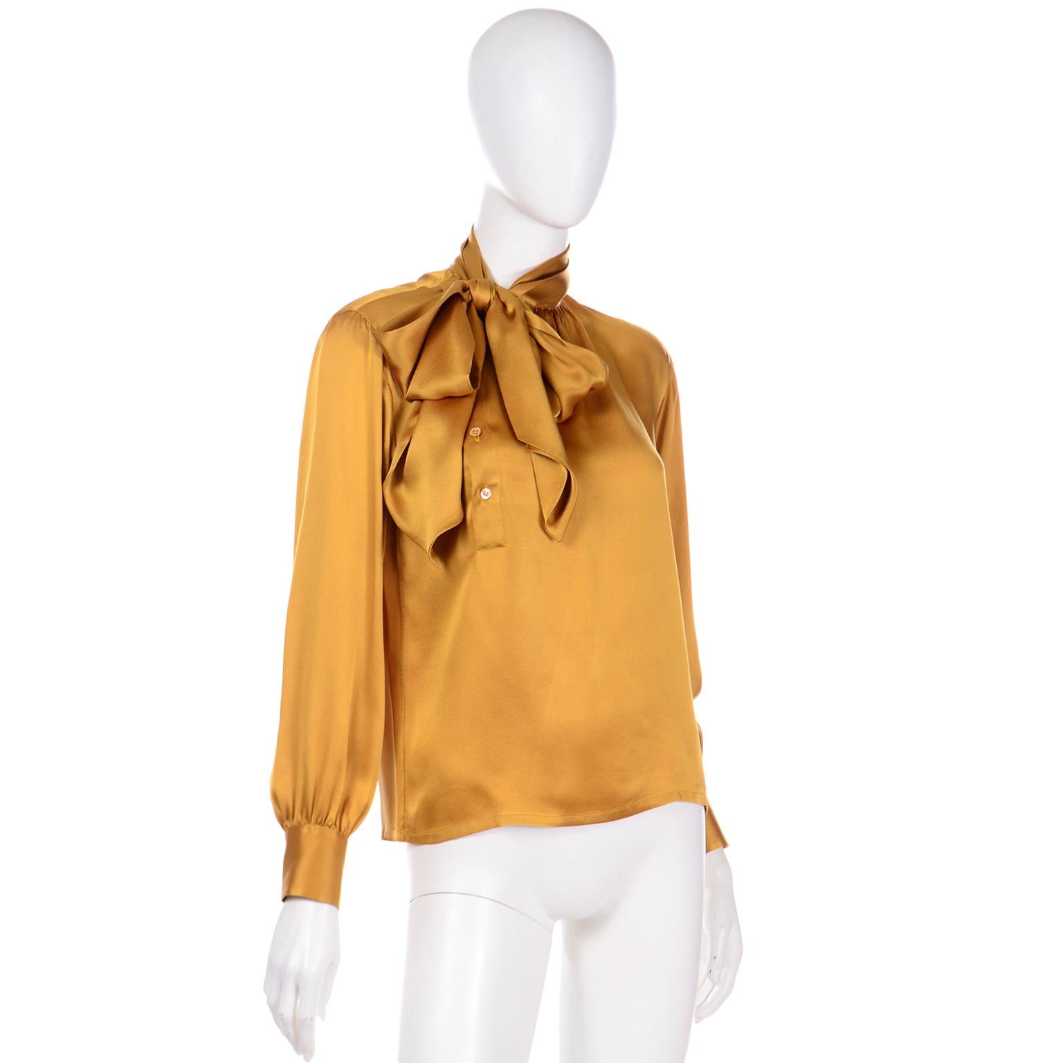 Yves Saint Laurent Seiden-Charmeuse-Bluse aus Gold mit Schärpe und Gürtel aus Seide im Angebot 2