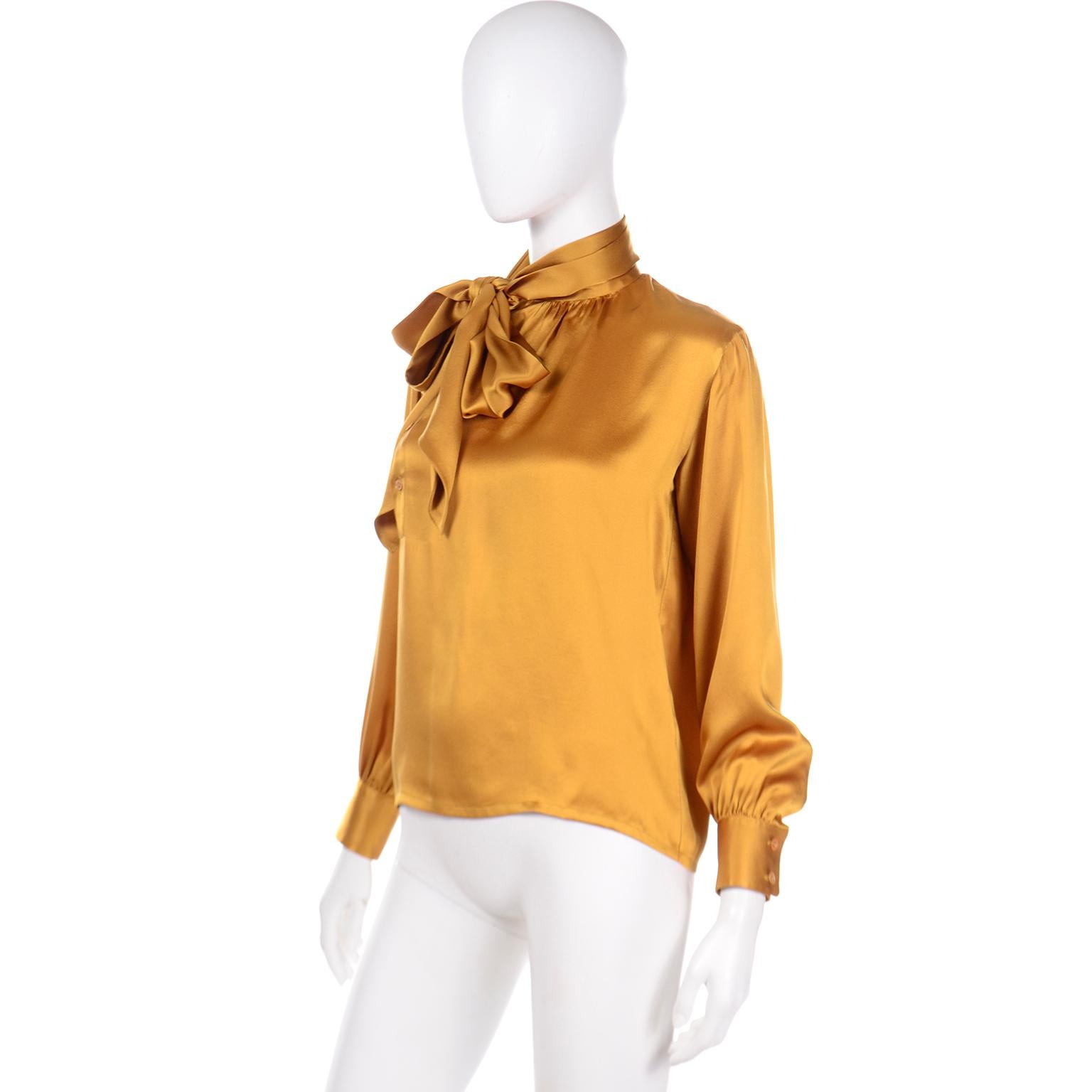 Yves Saint Laurent Seiden-Charmeuse-Bluse aus Gold mit Schärpe und Gürtel aus Seide im Angebot 4