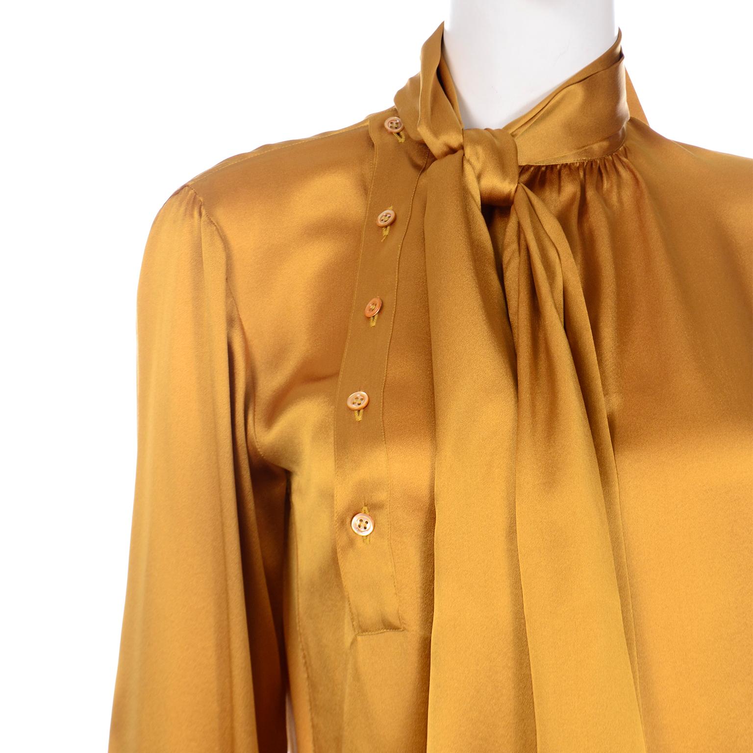 Chemisier Yves Saint Laurent en charmeuse de soie dorée avec ceinture et ceinture en vente 4