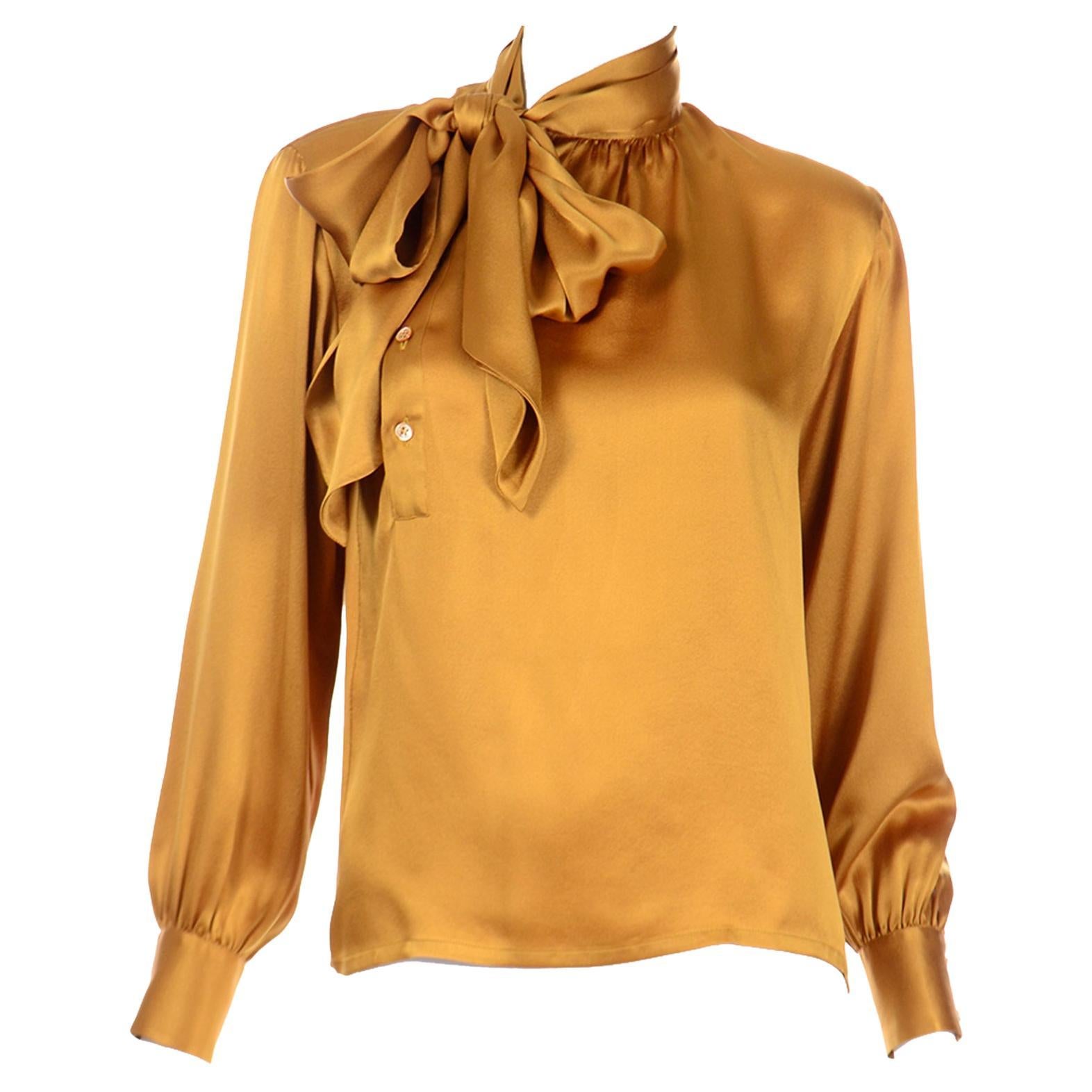 Yves Saint Laurent Seiden-Charmeuse-Bluse aus Gold mit Schärpe und Gürtel aus Seide im Angebot