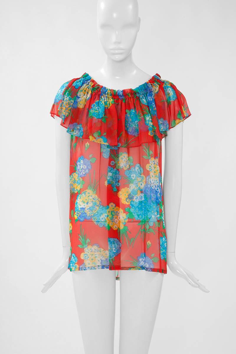 Airy and romantic, this 70’s YSL top will be the perfect easy summer “Best Friend” ! Constructed in refined printed bunch of flowers silk chiffon, it features a ruffle collar which can be worn off or on the shoulders. Subtly sexy with its