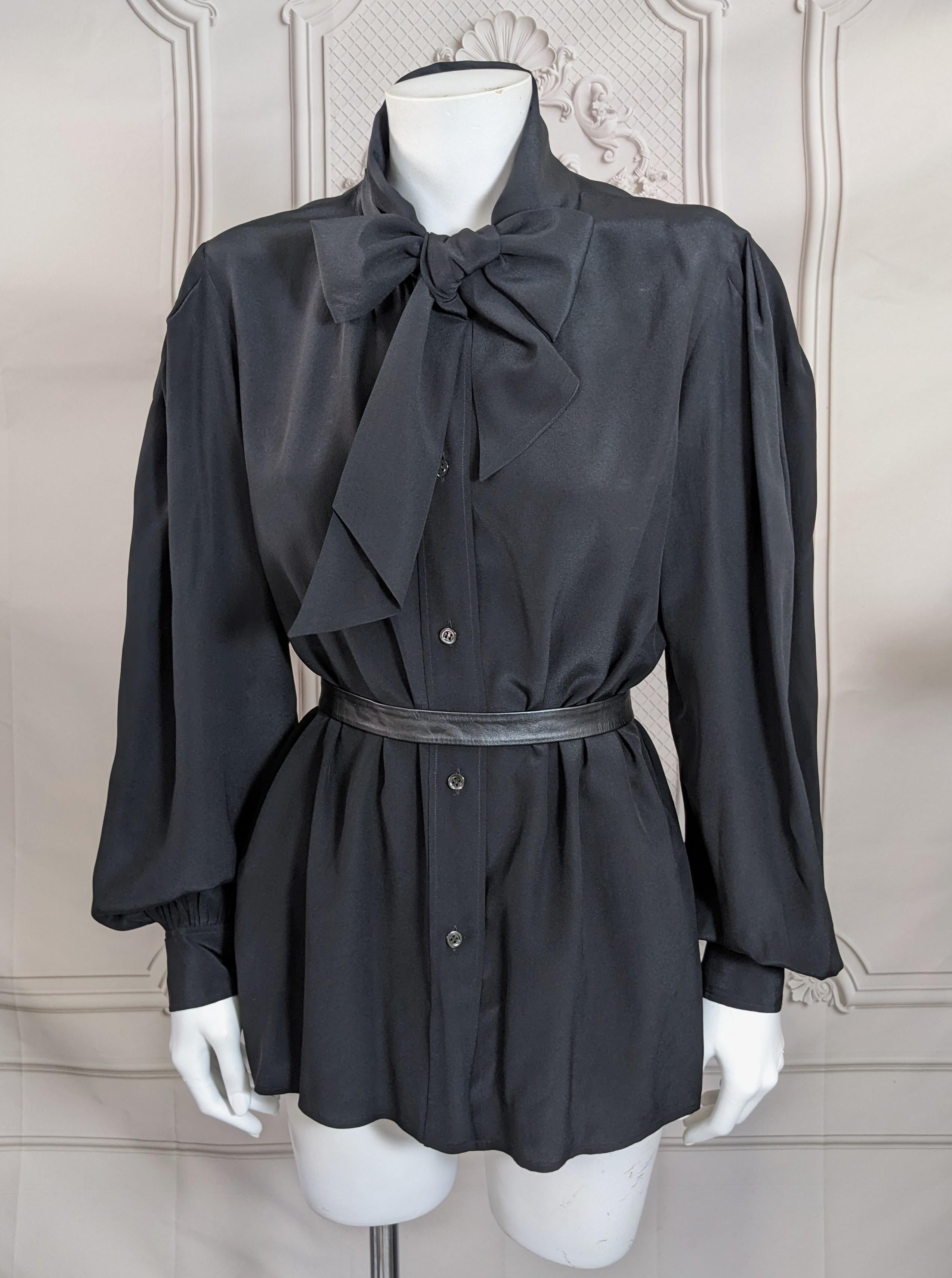 Camicetta con fiocco in crepe di seta di Yves Saint Laurent in vendita 5