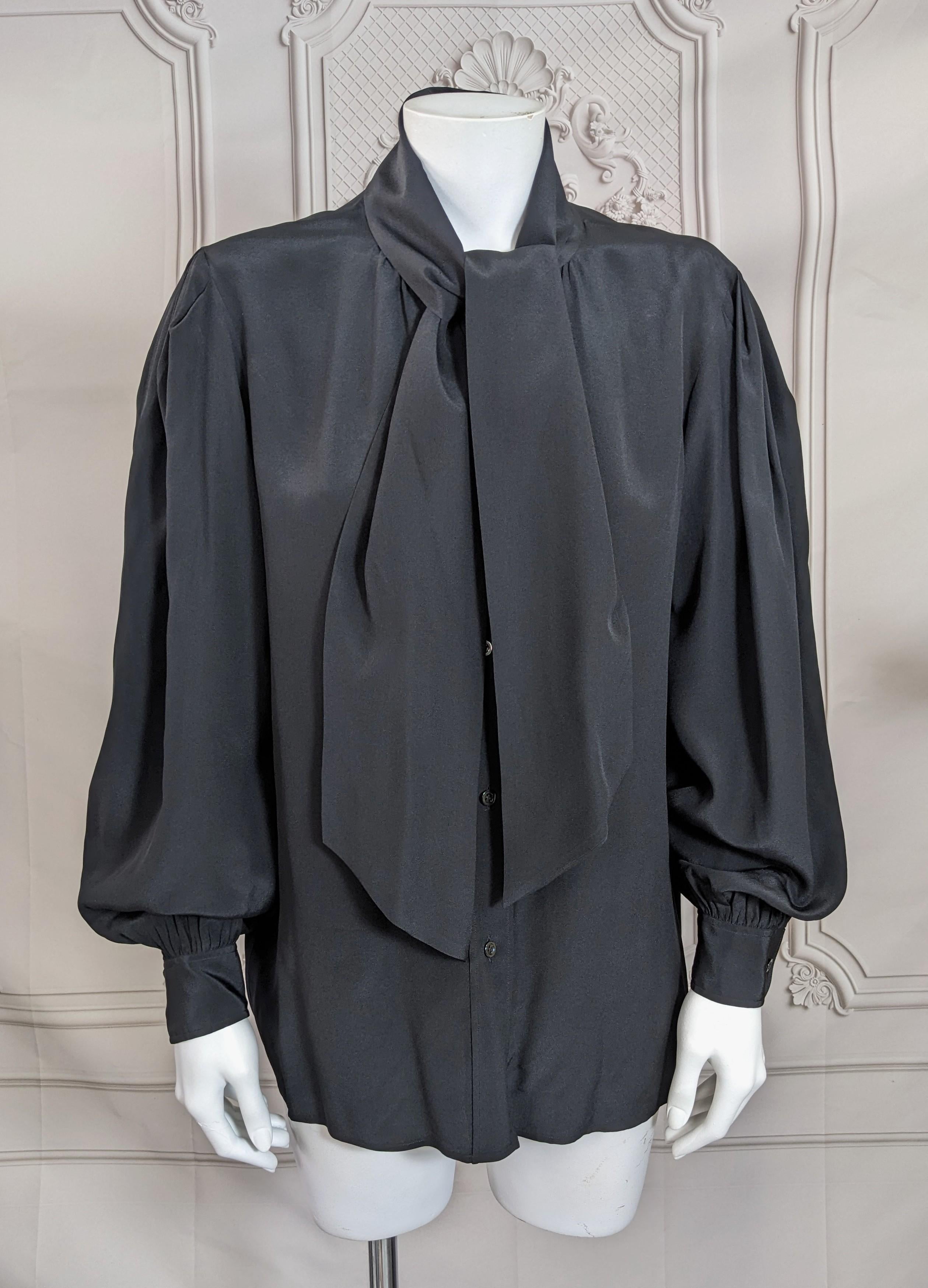 Camicetta con fiocco in crepe di seta di Yves Saint Laurent degli anni '80. Foulard al collo e grandi rimbocchi sulle spalle con maniche a vescovo. Di solito queste camicette hanno le maniche a camicia, ma queste sono più voluminose e appariscenti.