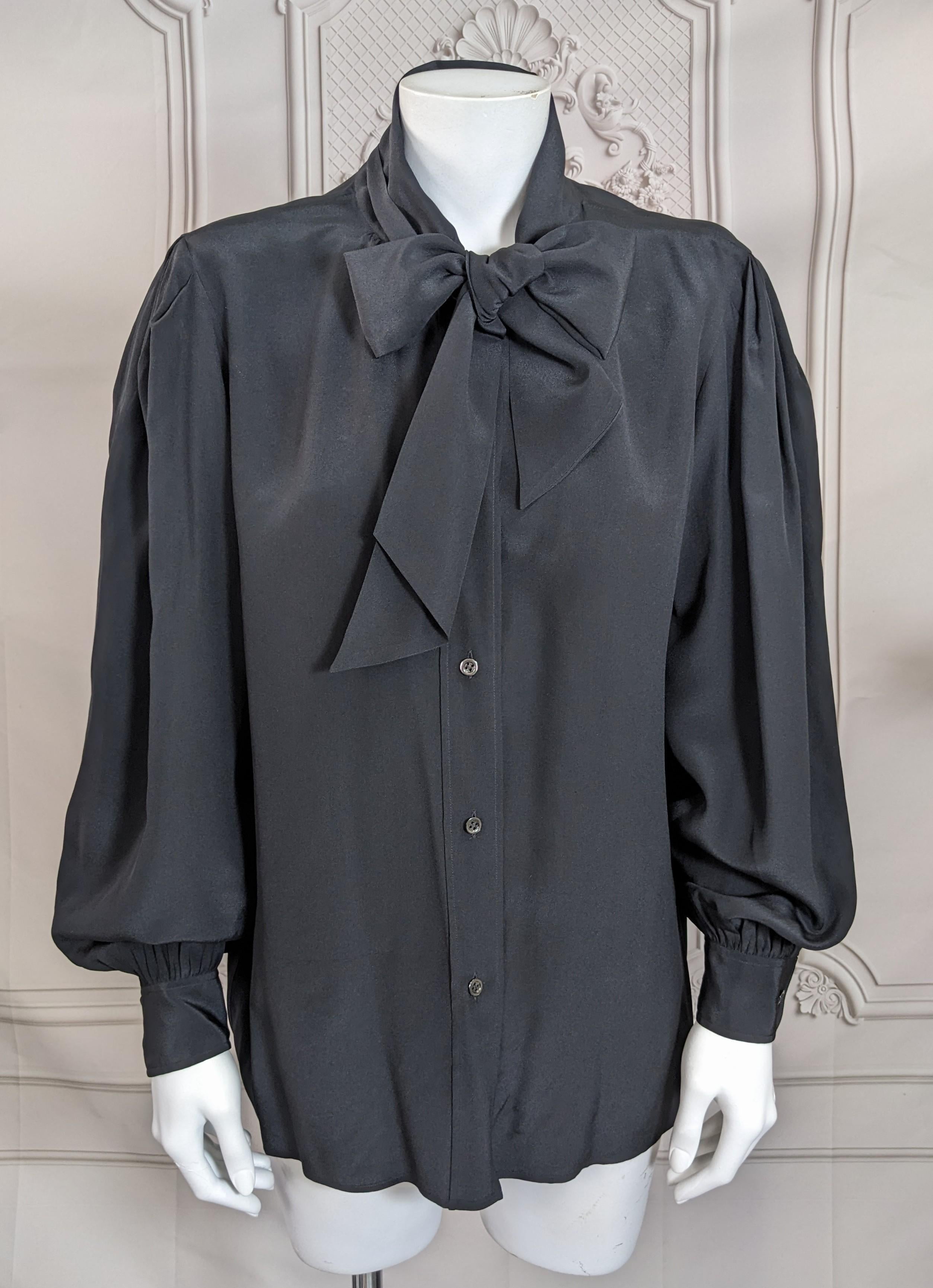 Nero Camicetta con fiocco in crepe di seta di Yves Saint Laurent in vendita