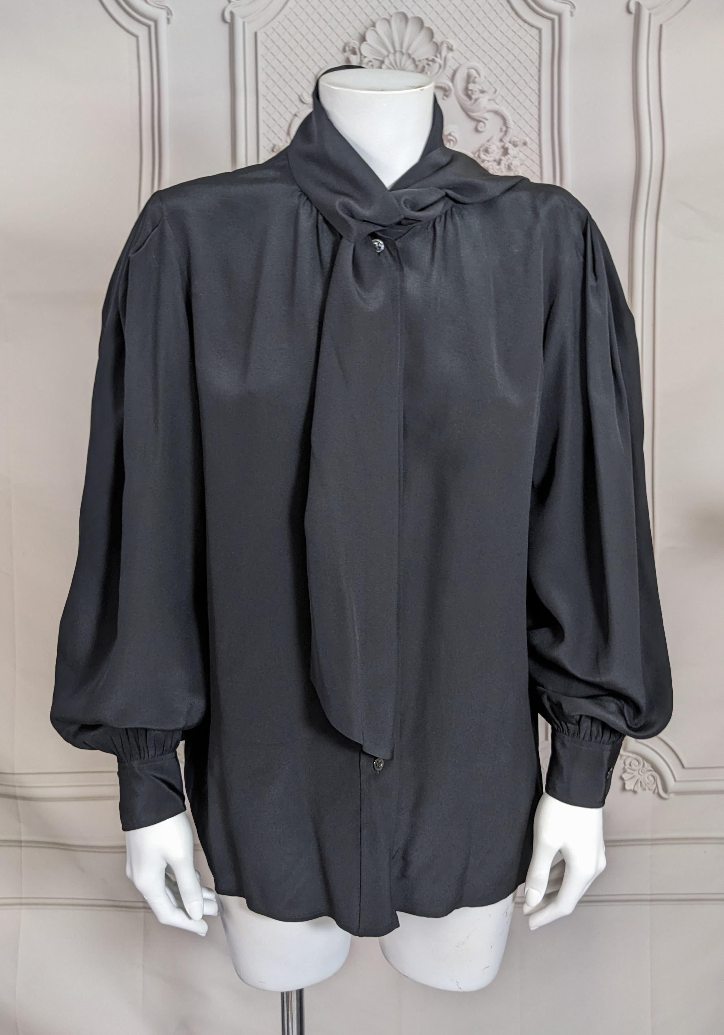 Camicetta con fiocco in crepe di seta di Yves Saint Laurent In condizioni buone in vendita a New York, NY
