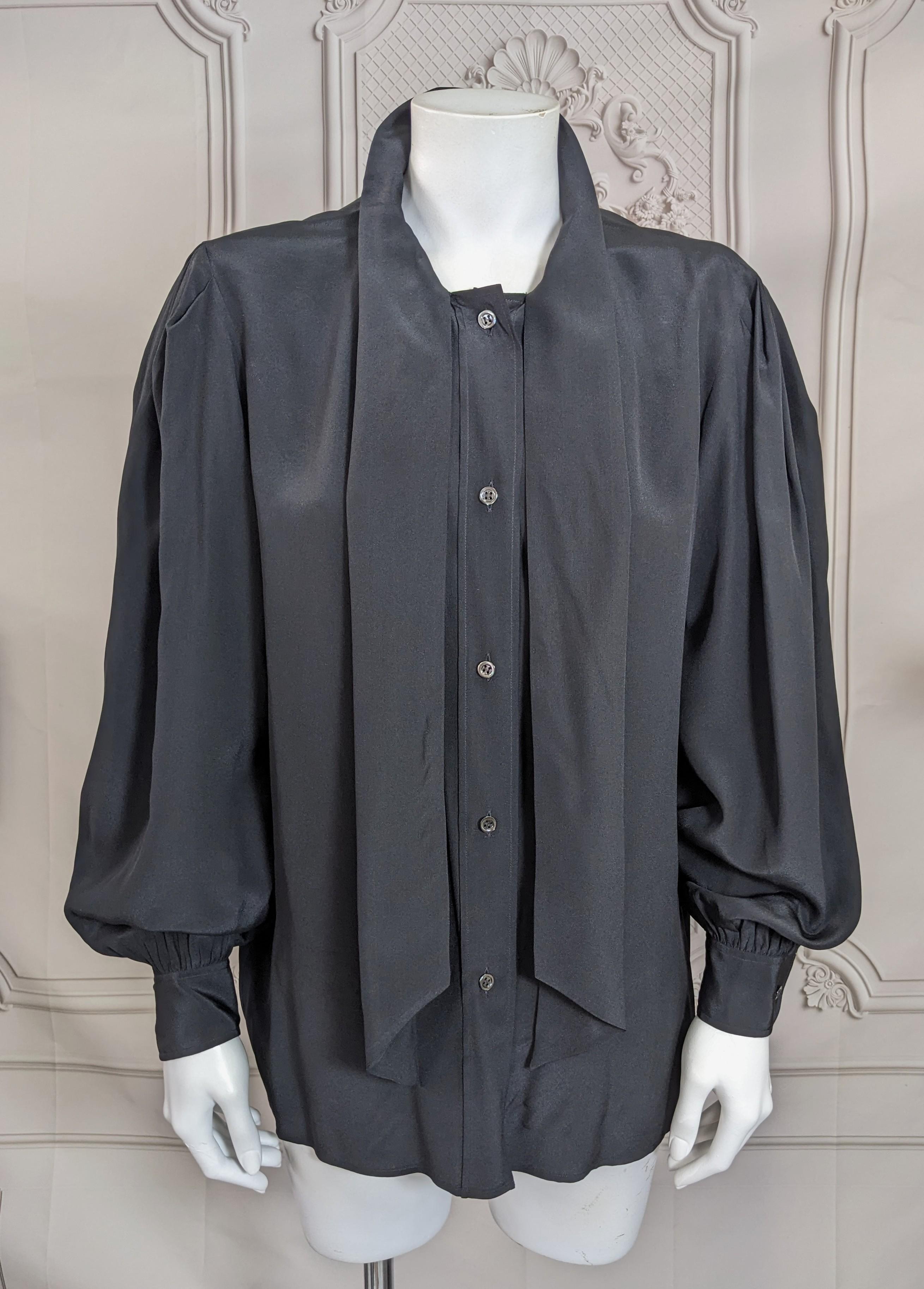 da uomo o donna Camicetta con fiocco in crepe di seta di Yves Saint Laurent in vendita