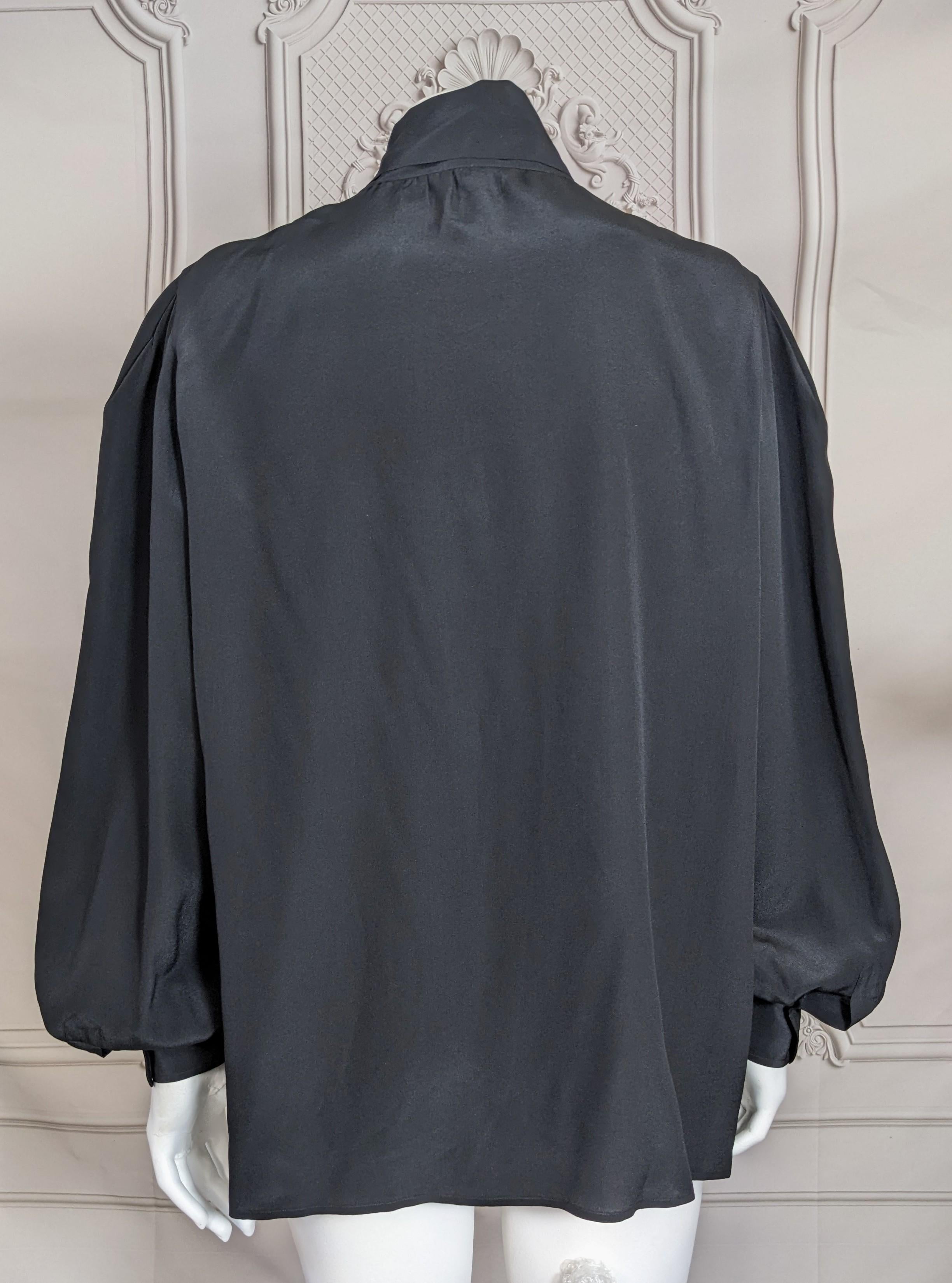 Camicetta con fiocco in crepe di seta di Yves Saint Laurent in vendita 4