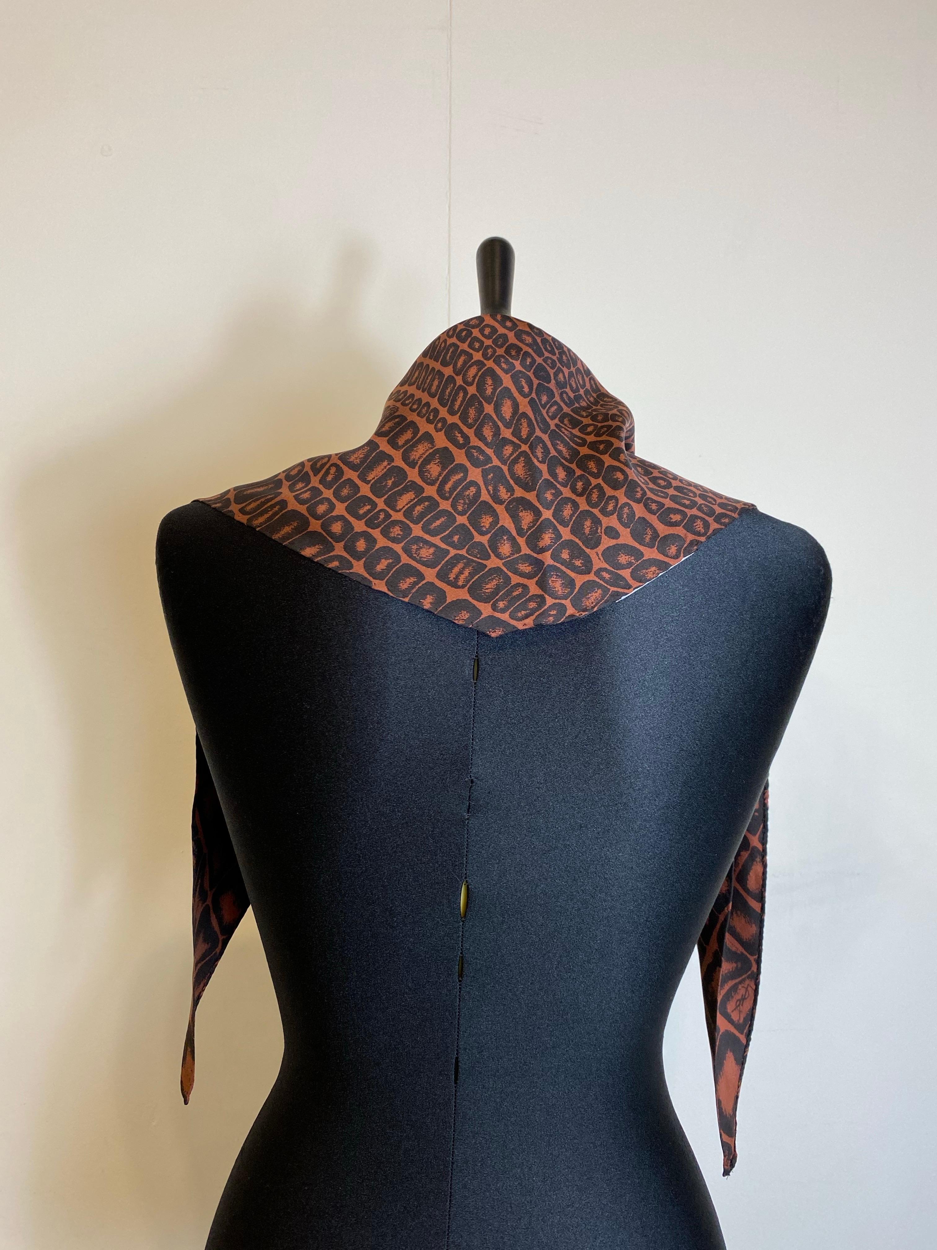 Yves Saint Laurent Foulard.
Silk, tortoiseshell pattern.
125 cm X 46 cm
Excellent condition, like new.