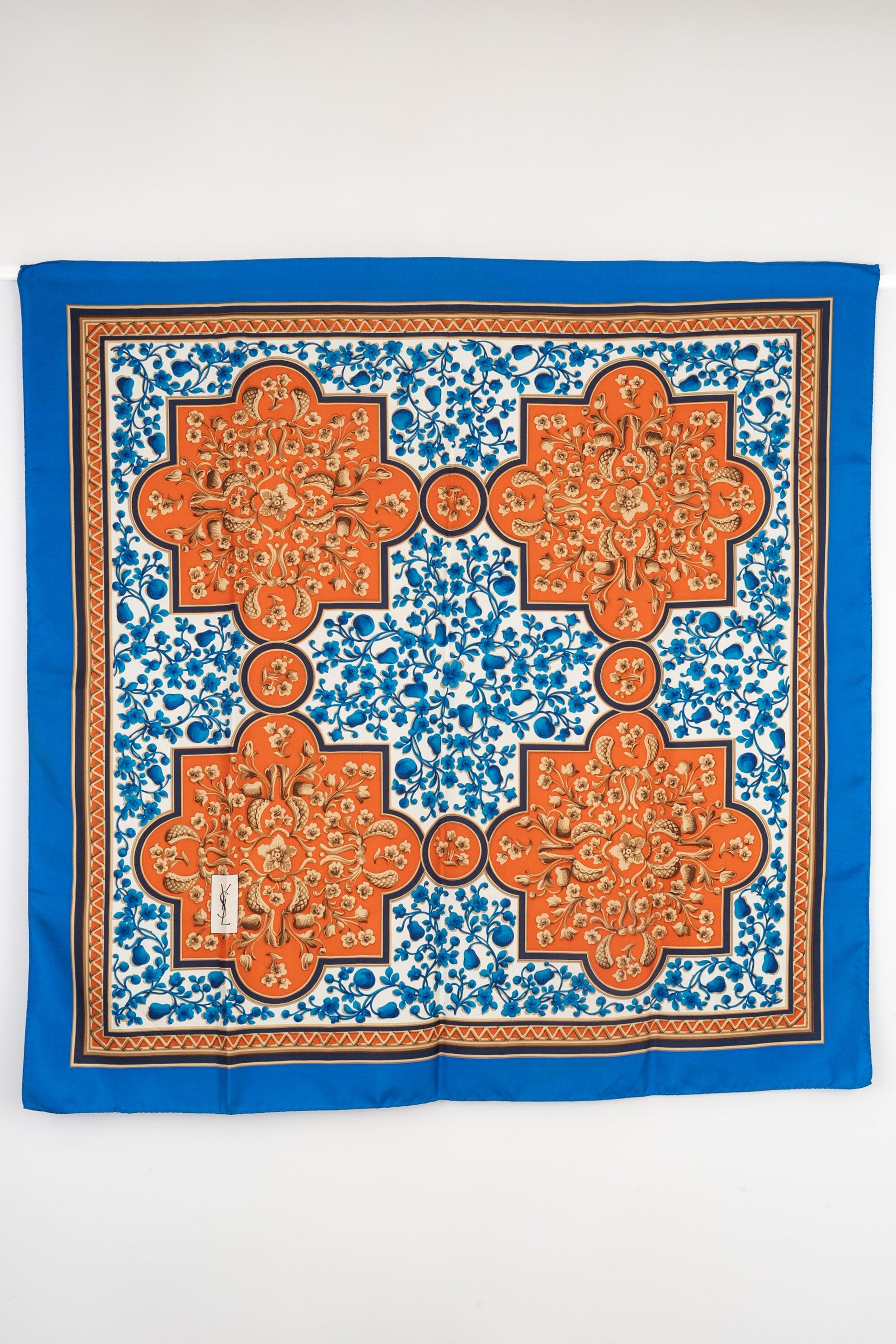 Yves Saint Laurent - (Made in Italy) Silk foulard in blue tones.

Additional information:
Condition: Very good condition
Dimensions: 87 cm x 87 cm

Seller Reference: FFY1