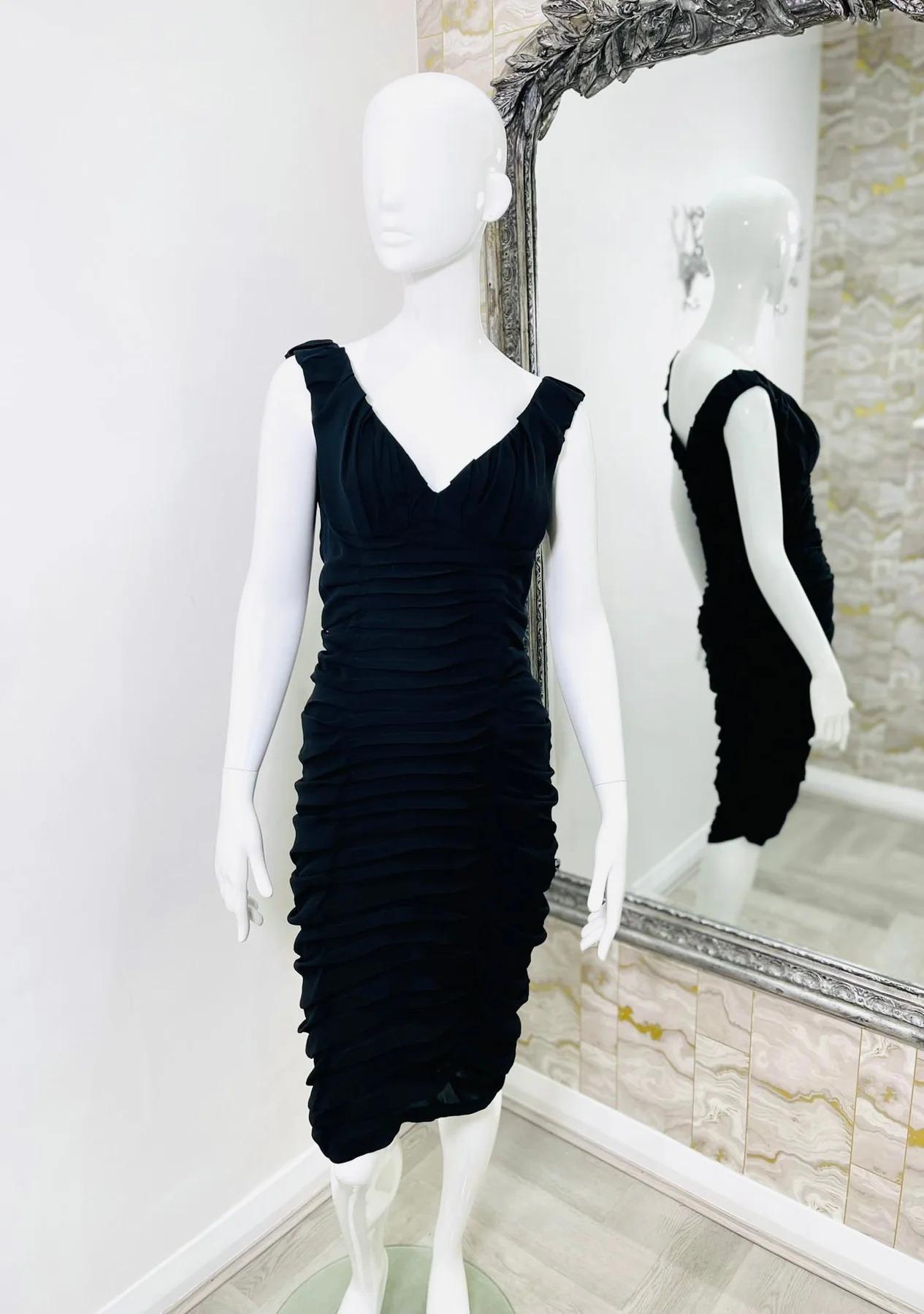 Yves Saint Laurent gerafftes Seidenkleid mit Rüschen

Schwarzes, ärmelloses Kleid mit durchgehenden Rüschen.

Zusätzliche Informationen:
Größe - 38FR
Zusammensetzung- Seide
Zustand - Sehr gut