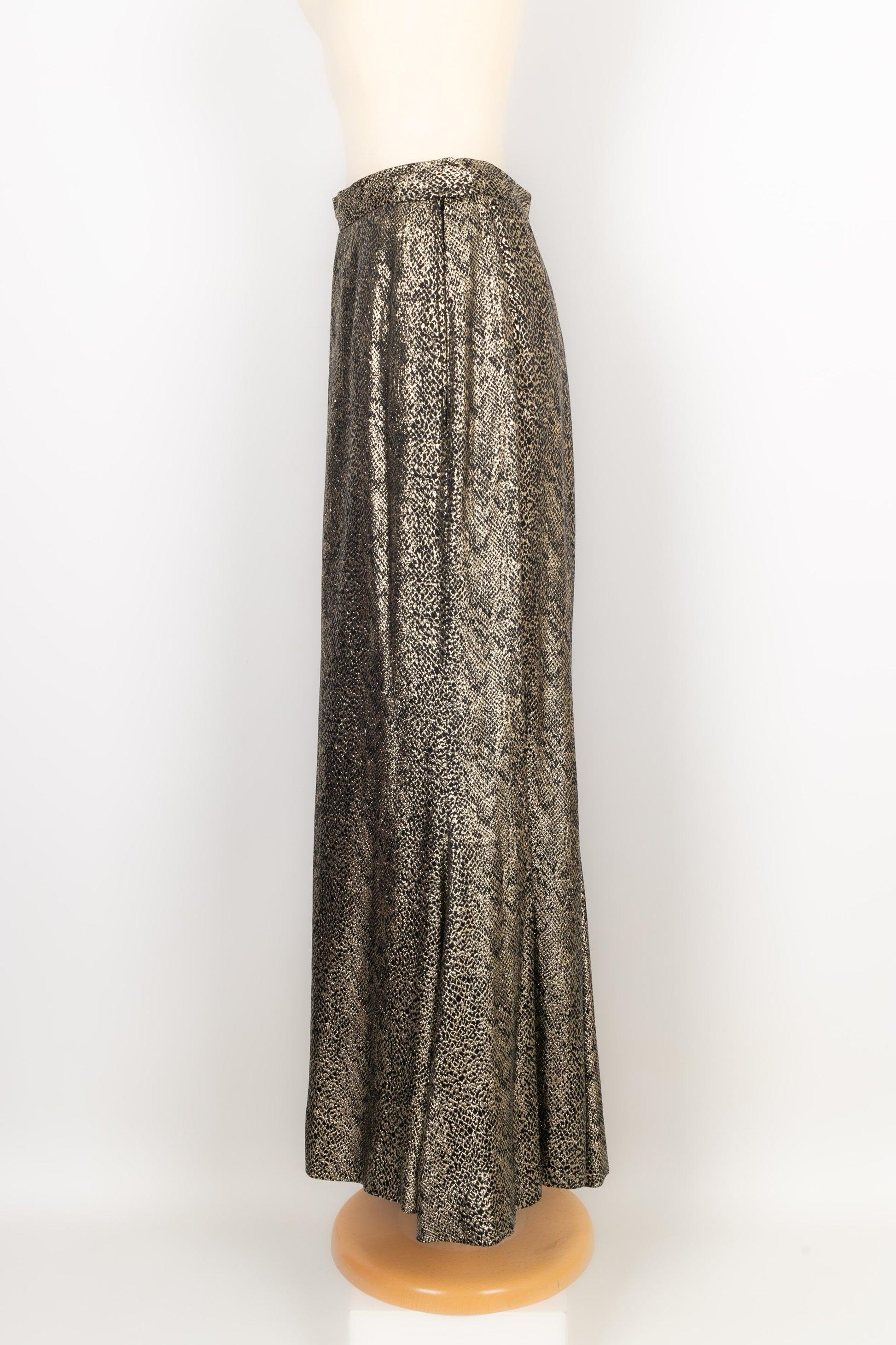 Yves Saint Laurent - (Made in France) Silk skirt with golden lurex yarns. Indicated size 40FR. Spring-Summer 1986 Collection.

Additional information:
Condition: Very good condition
Dimensions: Waist: 35 cm - Hips: 47 cm - Length: 100 cm

Seller