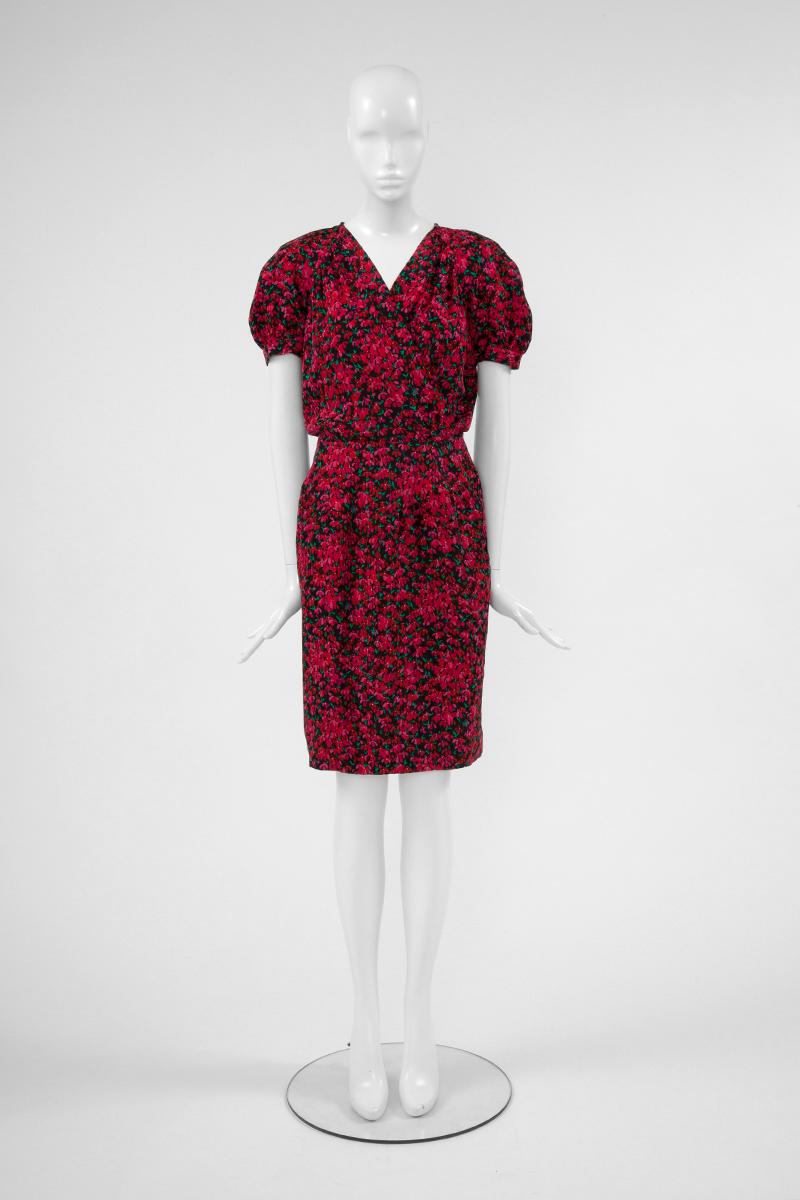Summer mood with this vintage YSL flower print dress ! This wrap-style piece is crafted in a refined silk and features a flattering V-neckline. Fully lined, the dress closes with a concealed zip on the left side. Wearable all day long, dress it up