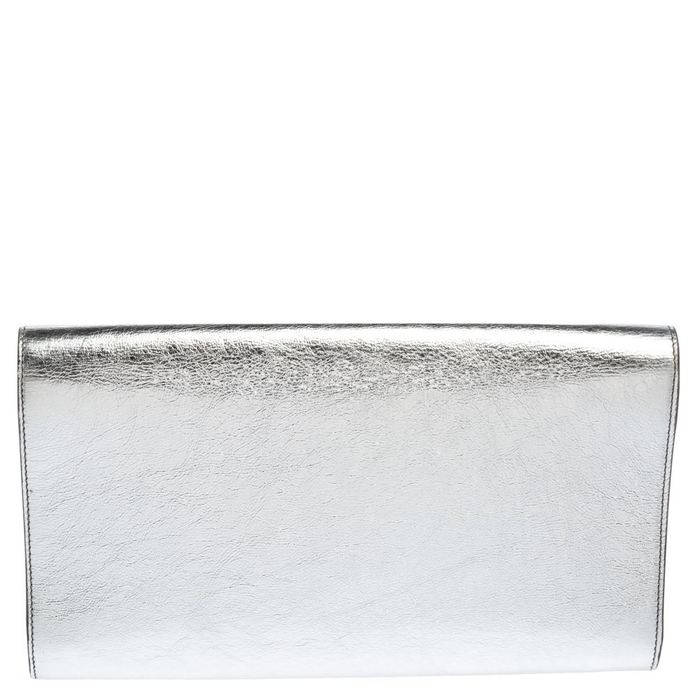 The Belle de Jour clutch by Yves Saint Laurent is a creation that is not only stylish but also exceptionally well-made. It is a design that is simple and sophisticated, just right for the woman who embodies class in a modern way. Meticulously