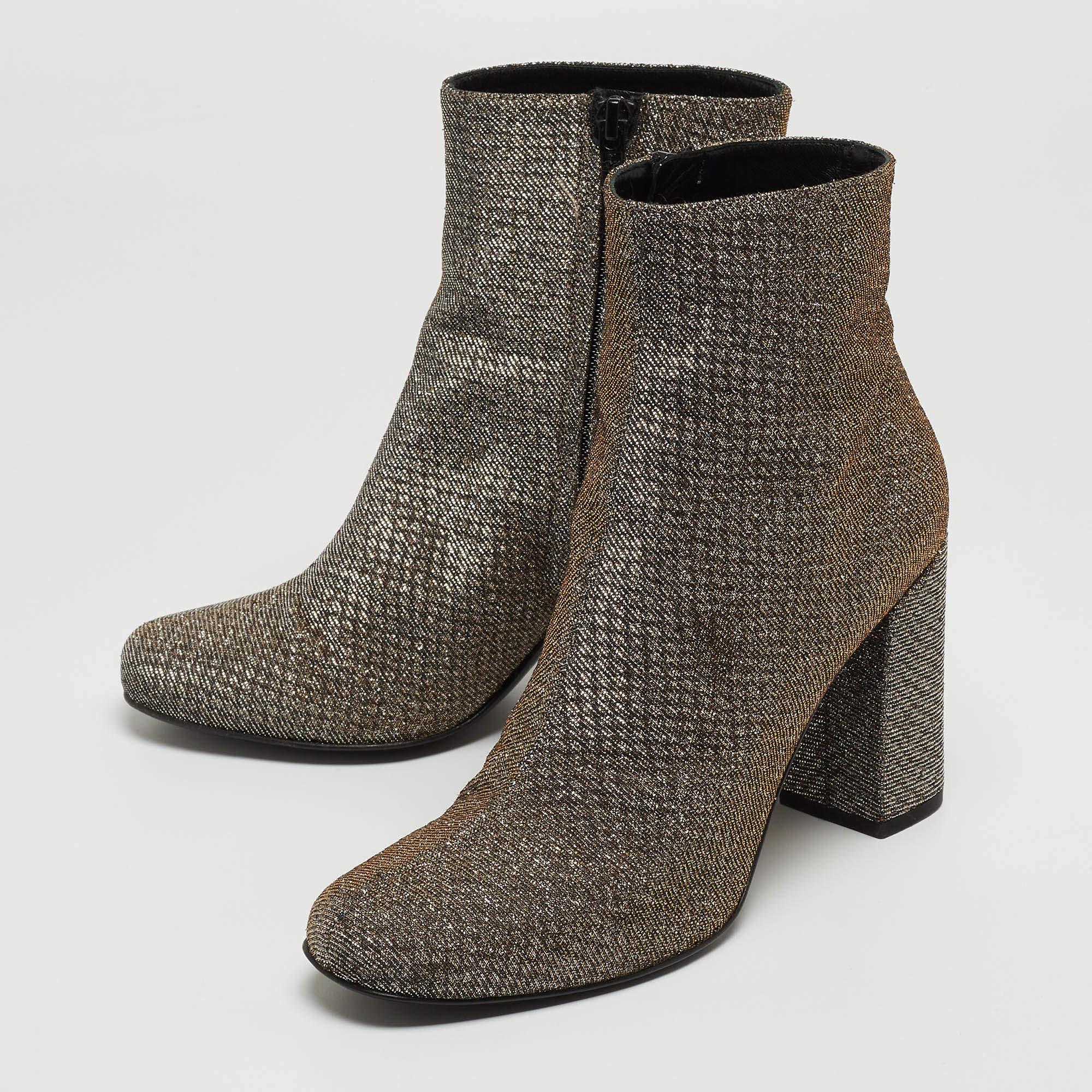 Eleva il tuo stile con questi stivali YSL da donna. Realizzati con precisione, questi stivali chic e versatili fondono perfettamente moda e comfort, offrendo raffinatezza per ogni stagione.