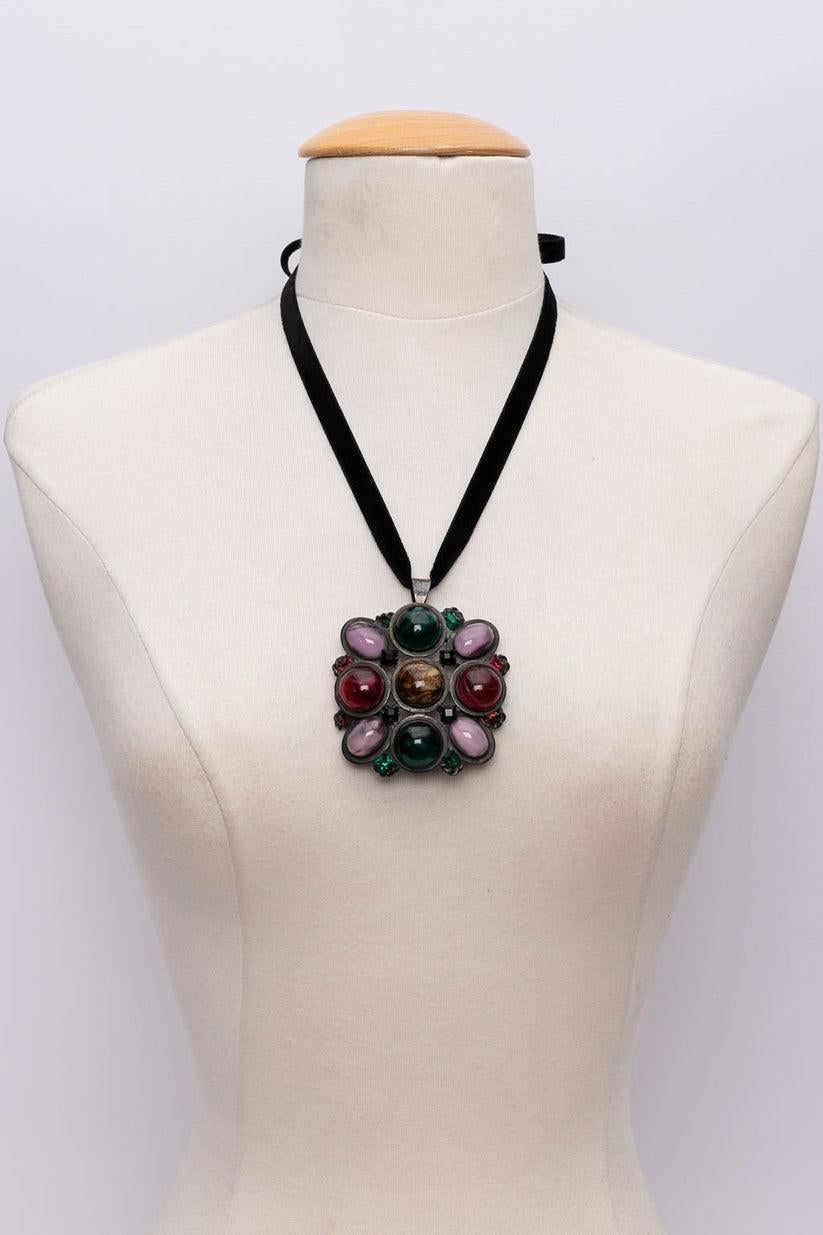 Yves Saint Laurent - Necklace made of a velvet ribbon and a silver plated pendant-brooch, paved with multicoloured glass paste cabochons and rhinestones.

Additional information: 

Dimensions: 
Length: 108 cm (42.52 in), Pendant: 8 cm (3.15 in) x 8