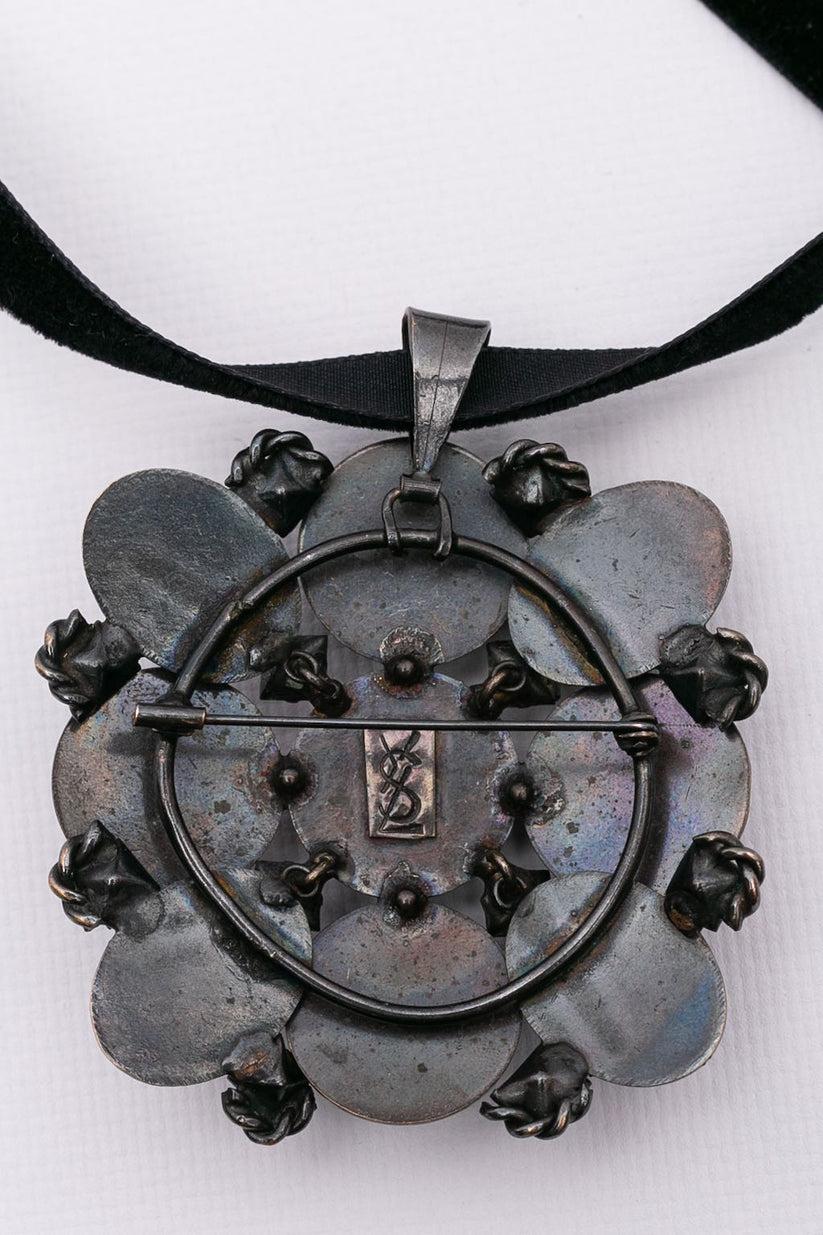 Yves Saint Laurent Collier pendentif broche en métal argenté en vente 2